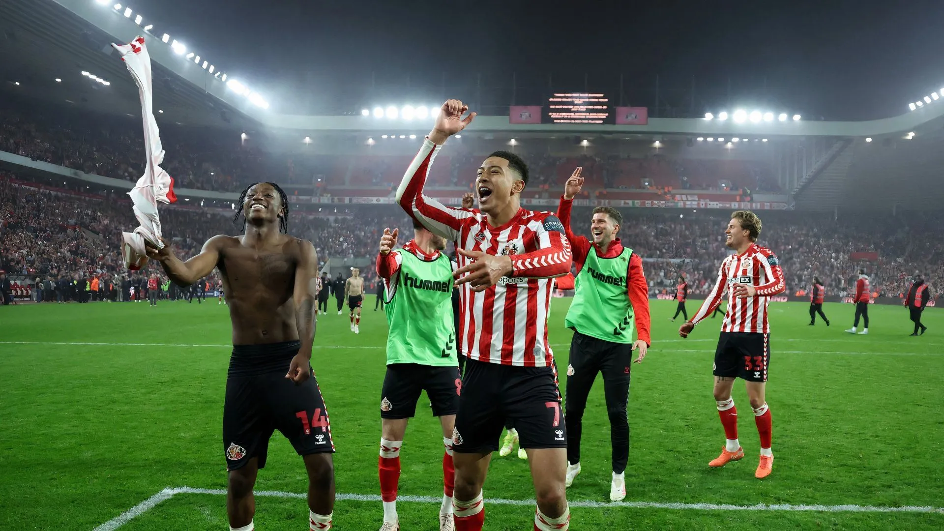 Tiền vệ trẻ Jobe Bellingham ăn mừng chiến thắng cùng Sunderland ở bán kết play-off Championship