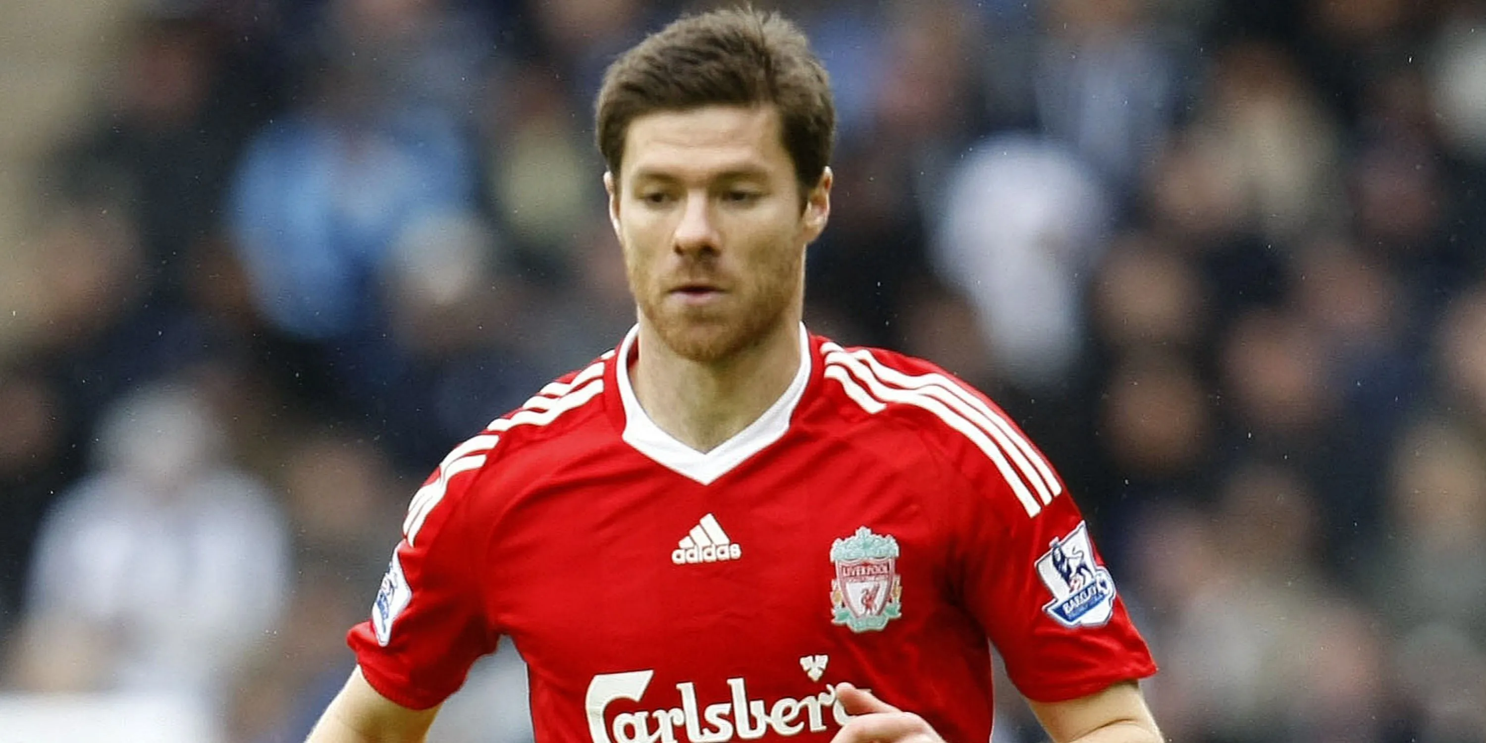 Tiền vệ Xabi Alonso kiểm soát bóng đẳng cấp trong màu áo Liverpool