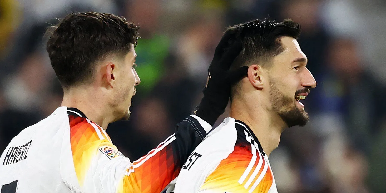 Tim Kleindienst (trái) và Kai Havertz trong một trận đấu của đội tuyển Đức