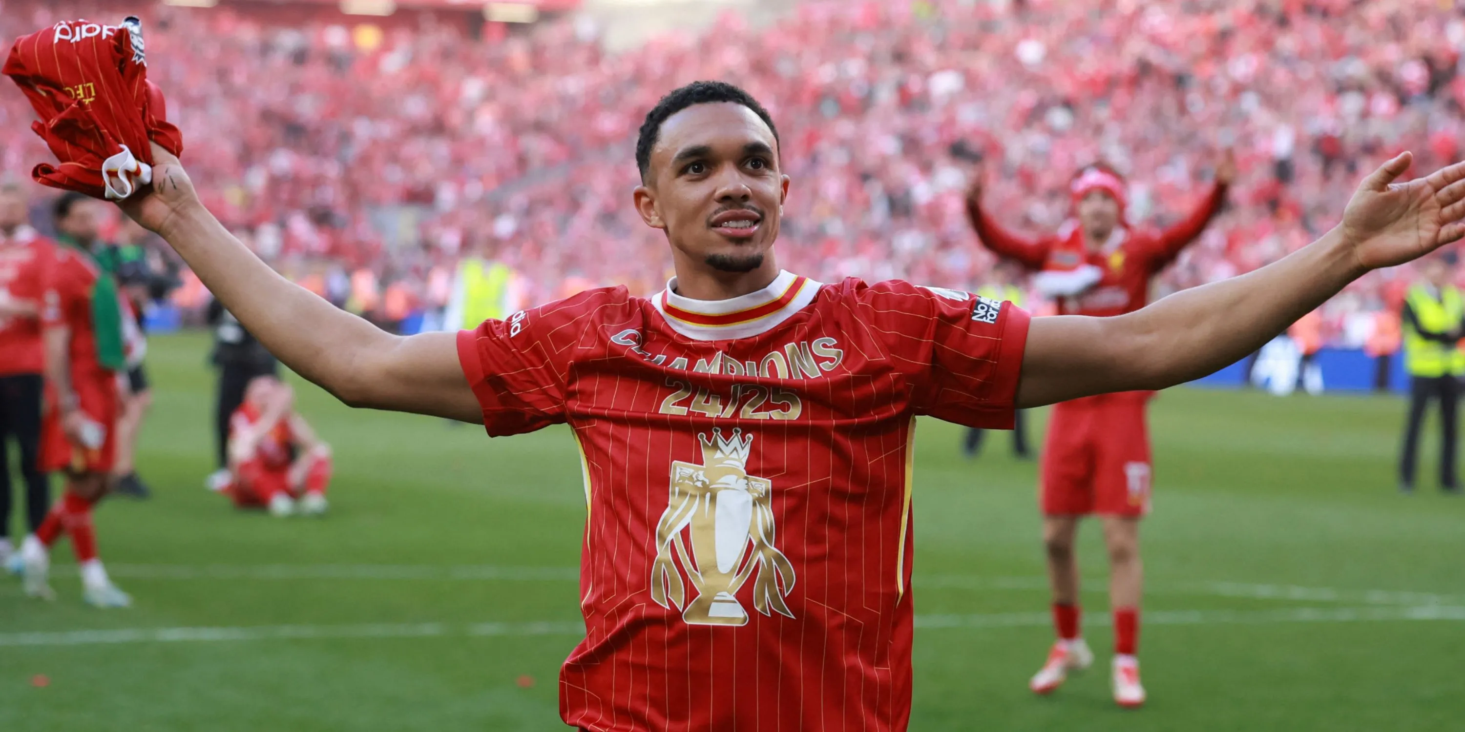 Trent Alexander-Arnold cùng Jurgen Klopp và biểu tượng Liverpool trong giai đoạn cuối tại Anfield