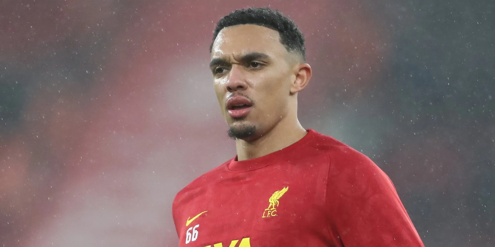 Trent Alexander-Arnold trong màu áo Liverpool trước thông tin chuyển đến Real Madrid