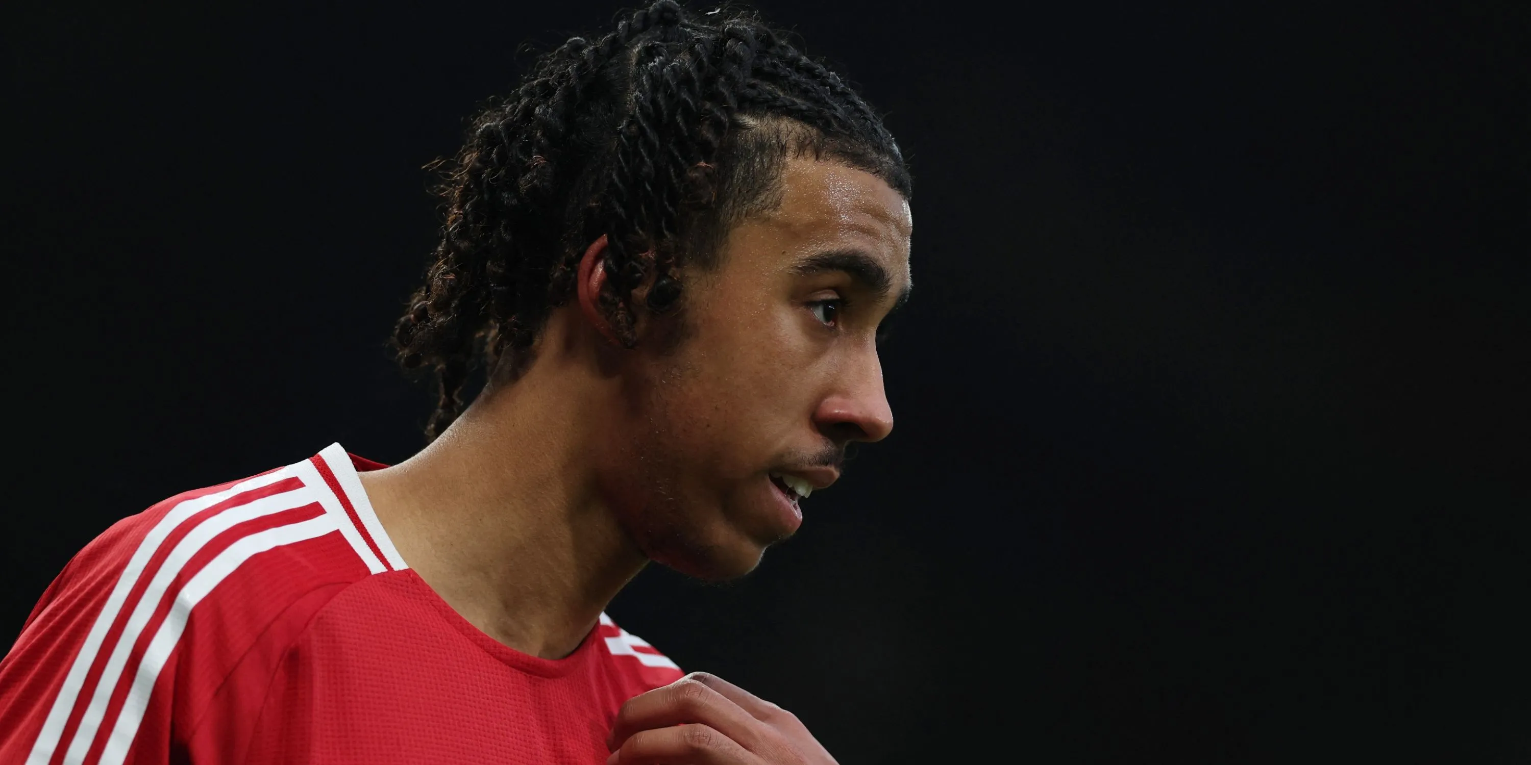 Trung vệ trẻ Leny Yoro của Man Utd được kỳ vọng