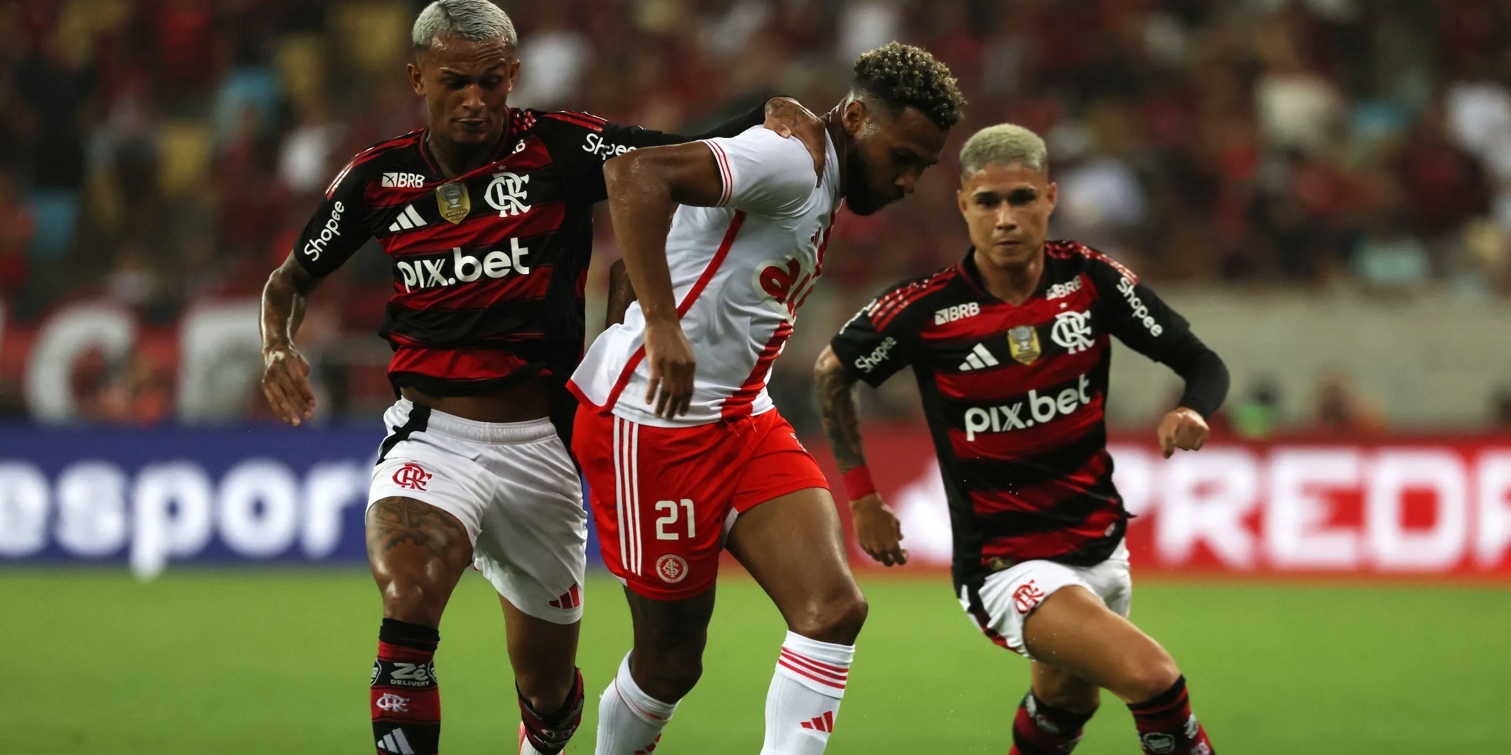 Wesley Franca (phải) của Flamengo trong một pha tranh chấp bóng quyết liệt với cầu thủ Internacional