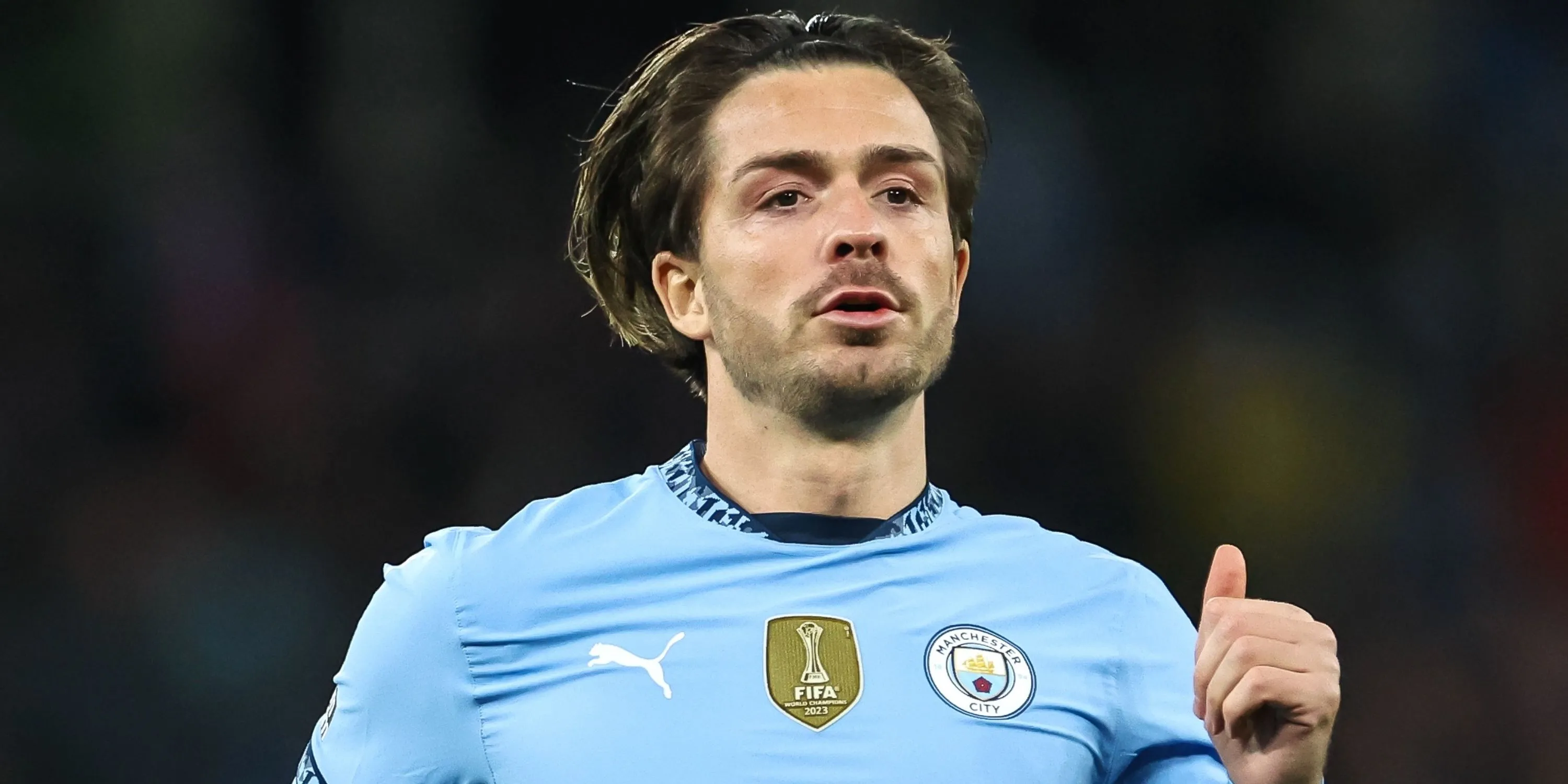 HLV Mikel Arteta của Arsenal đang chỉ đạo trên sân