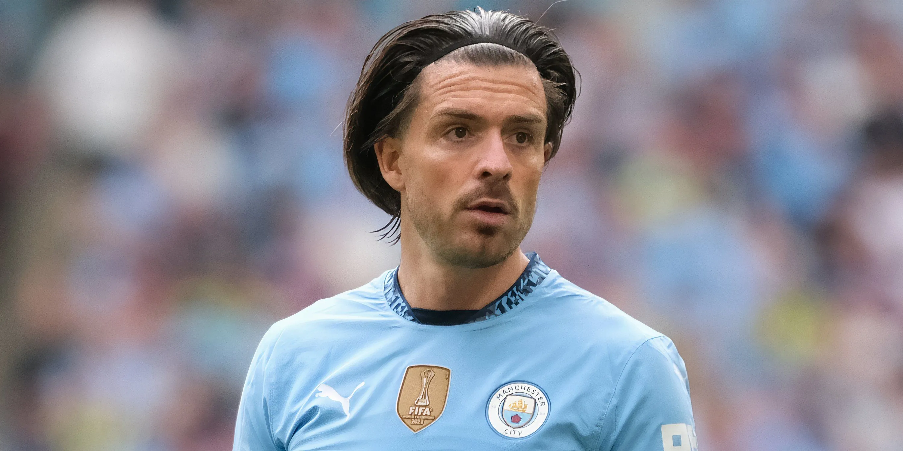 Jack Grealish trong màu áo Manchester City đang di chuyển với bóng