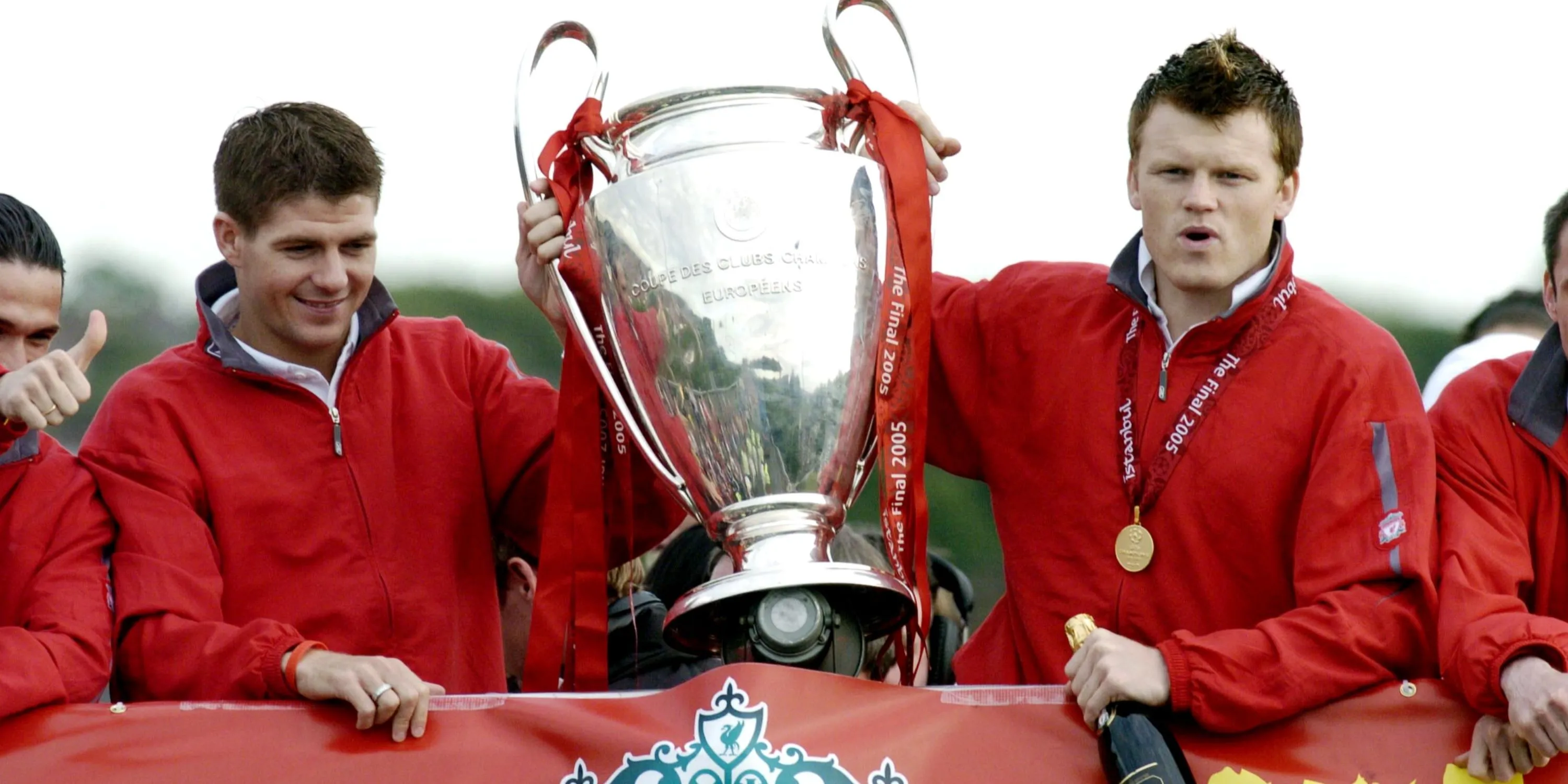 John Arne Riise cùng đồng đội Liverpool ăn mừng chức vô địch Champions League 2005