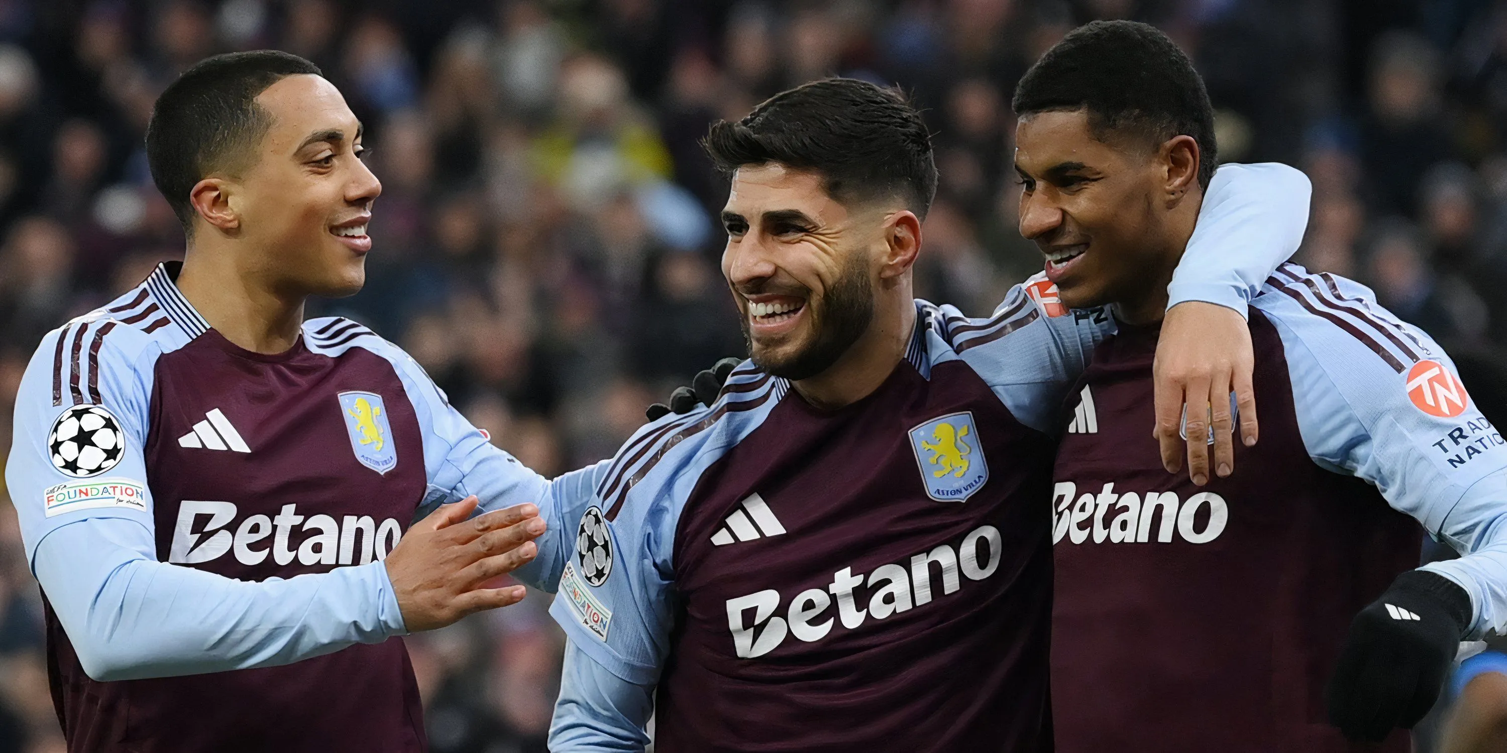 Marco Asensio cùng các đồng đội Aston Villa trên sân