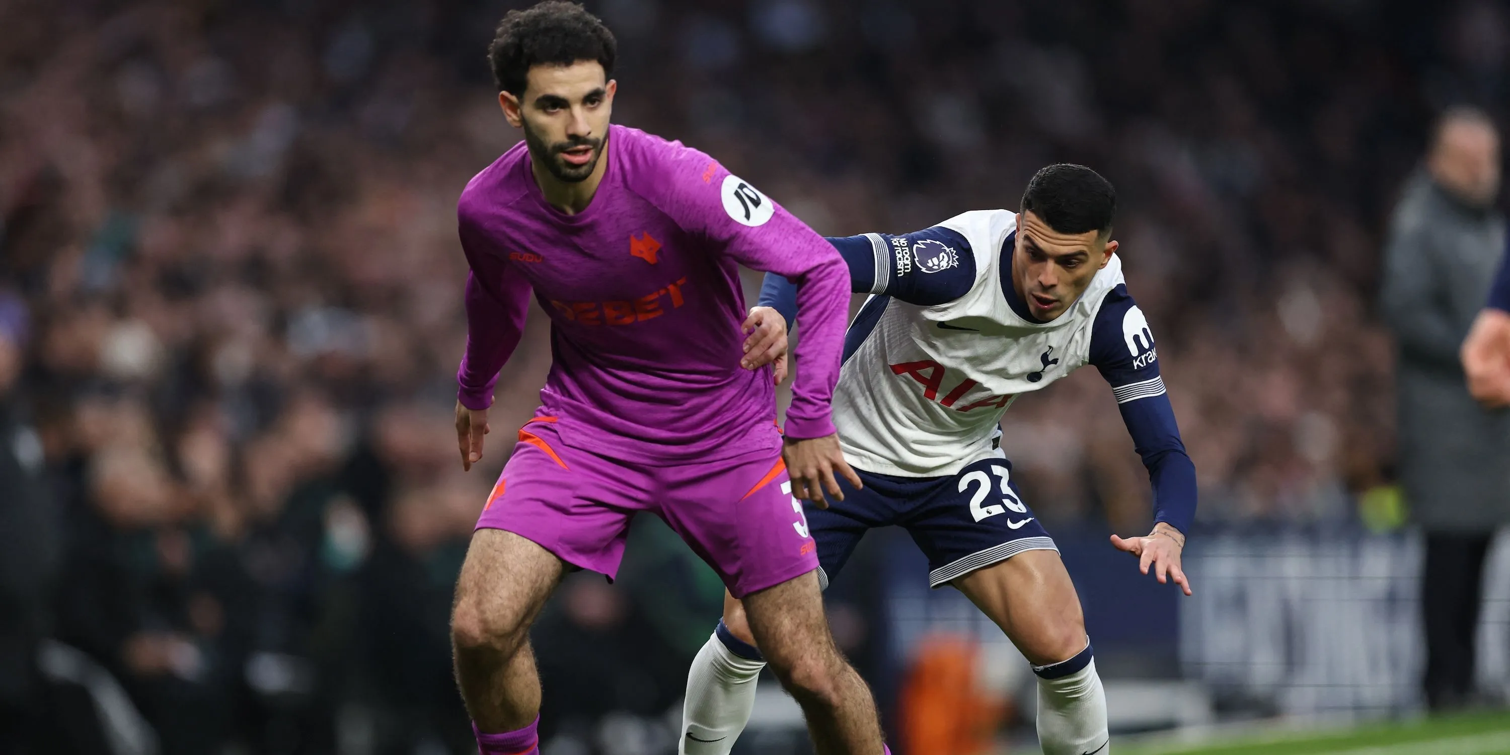 Rayan Ait-Nouri trong một pha tranh bóng cho Wolves