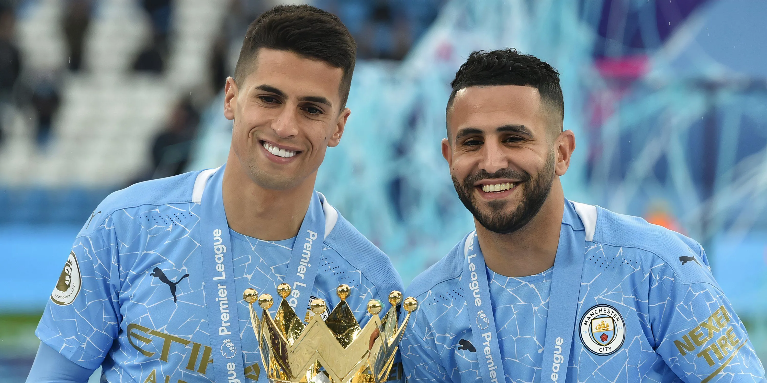Riyad Mahrez ăn mừng chức vô địch Premier League cùng Manchester City