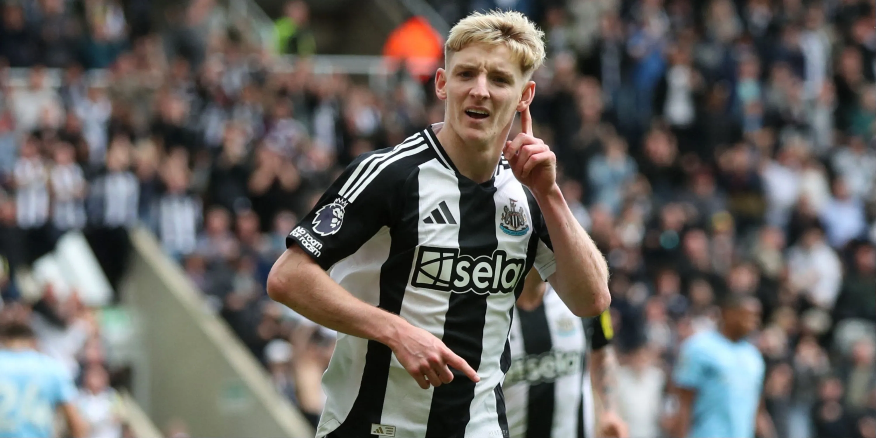 Tiền đạo Anthony Gordon trong màu áo Newcastle United, mục tiêu của Liverpool