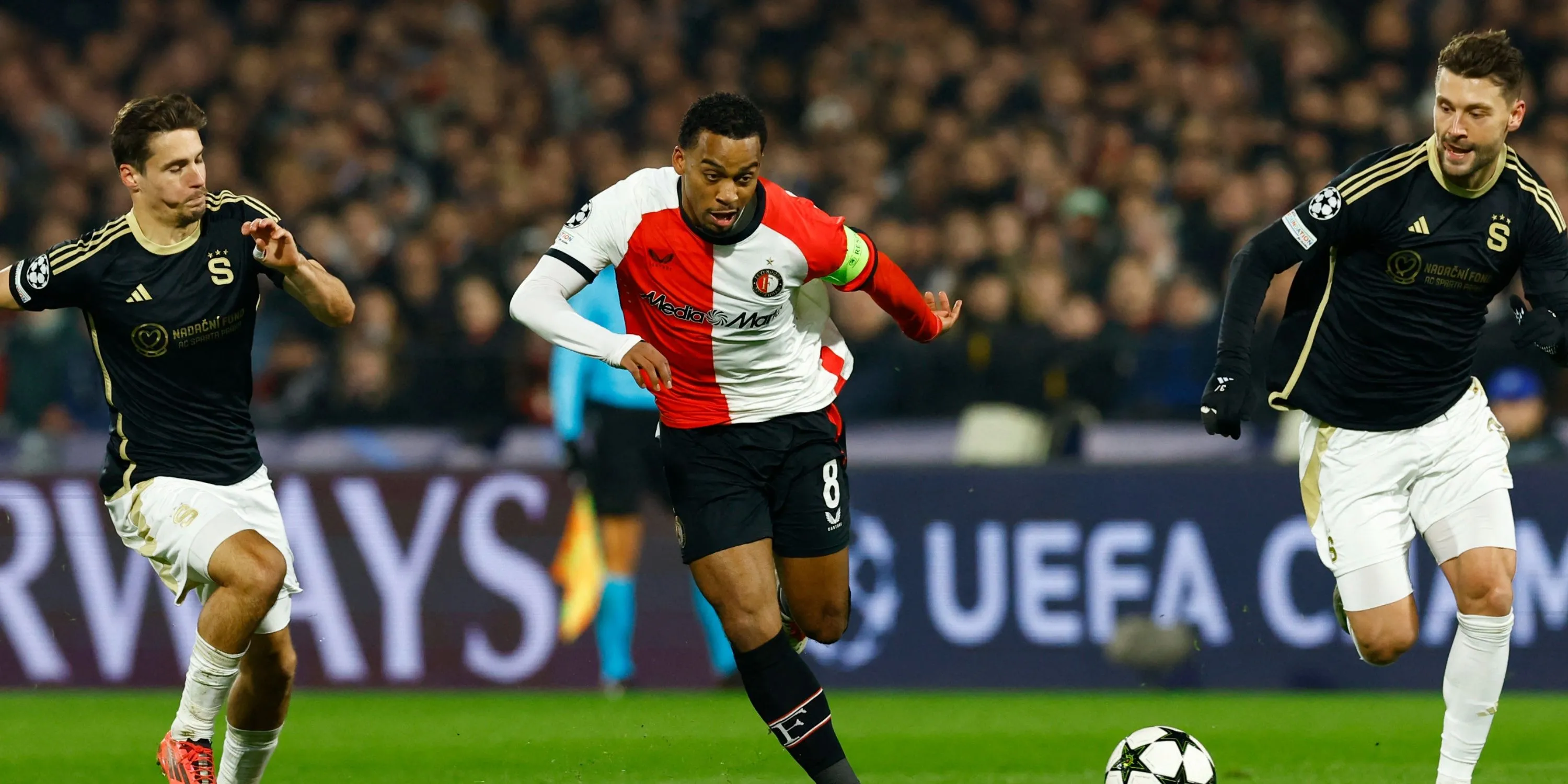 Tiền vệ Quinten Timber của Feyenoord trên sân