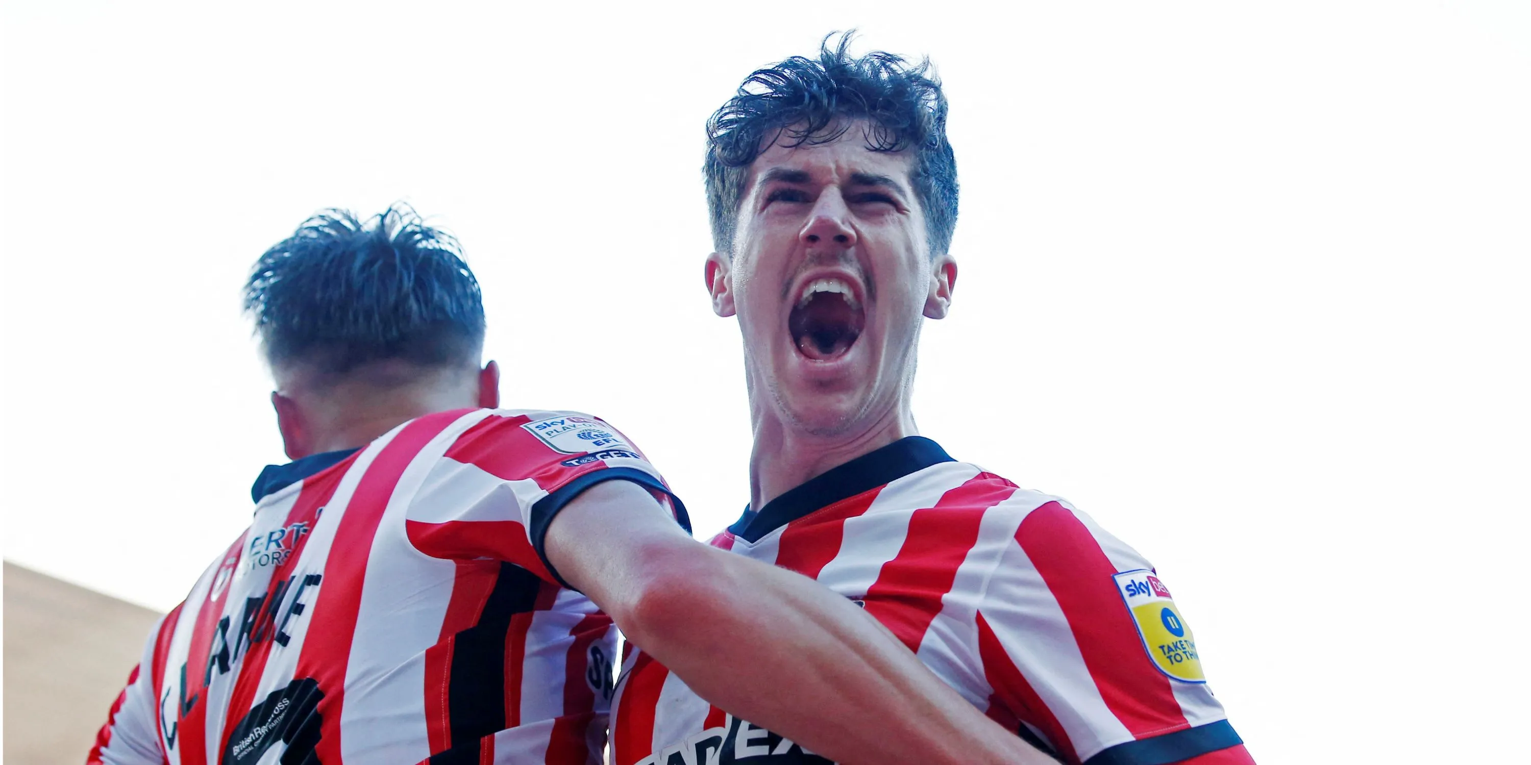 Trai Hume thi đấu cho Sunderland ở Championship