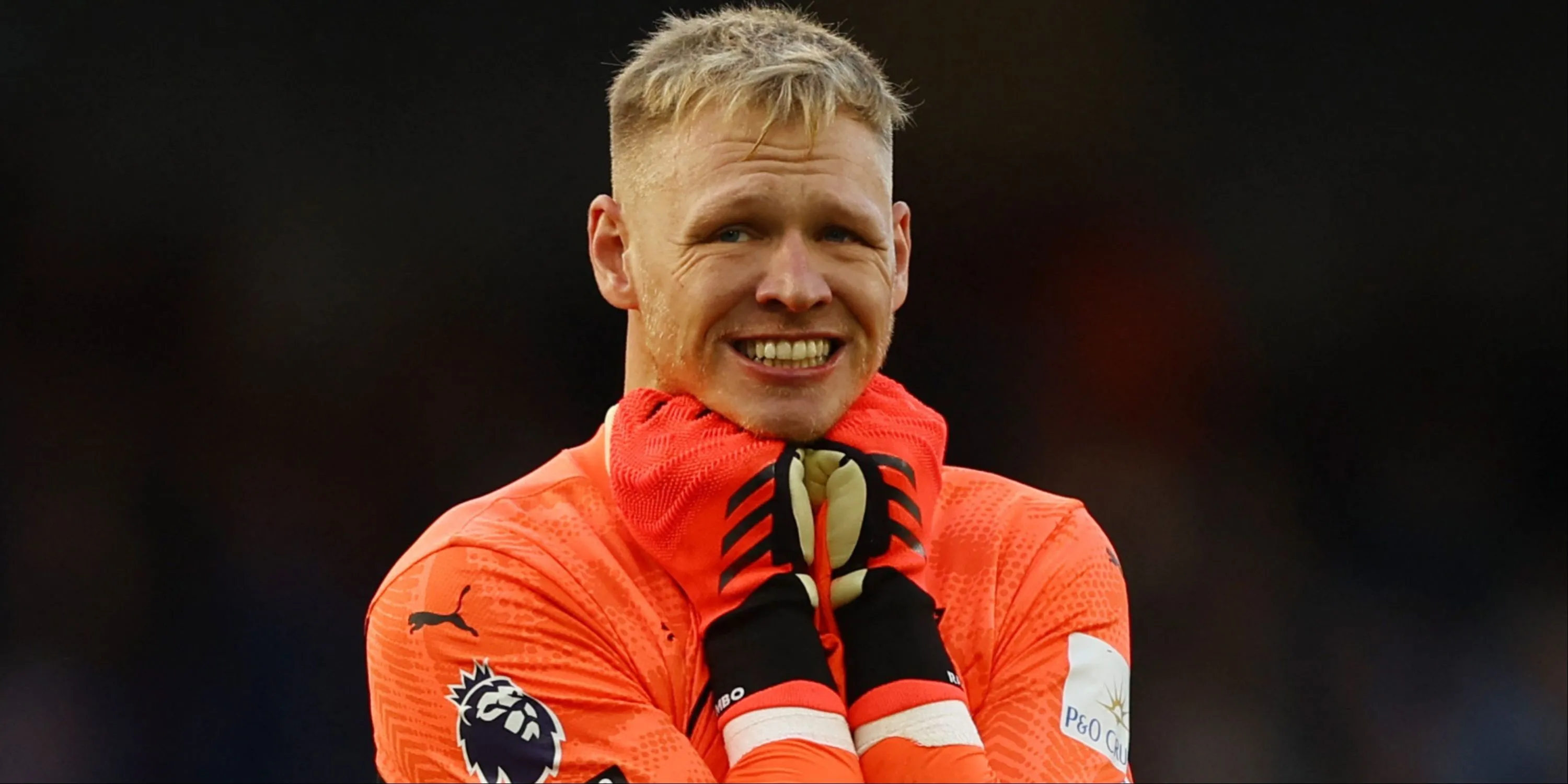 Aaron Ramsdale tươi cười trong buổi kiểm tra y tế tại Newcastle United