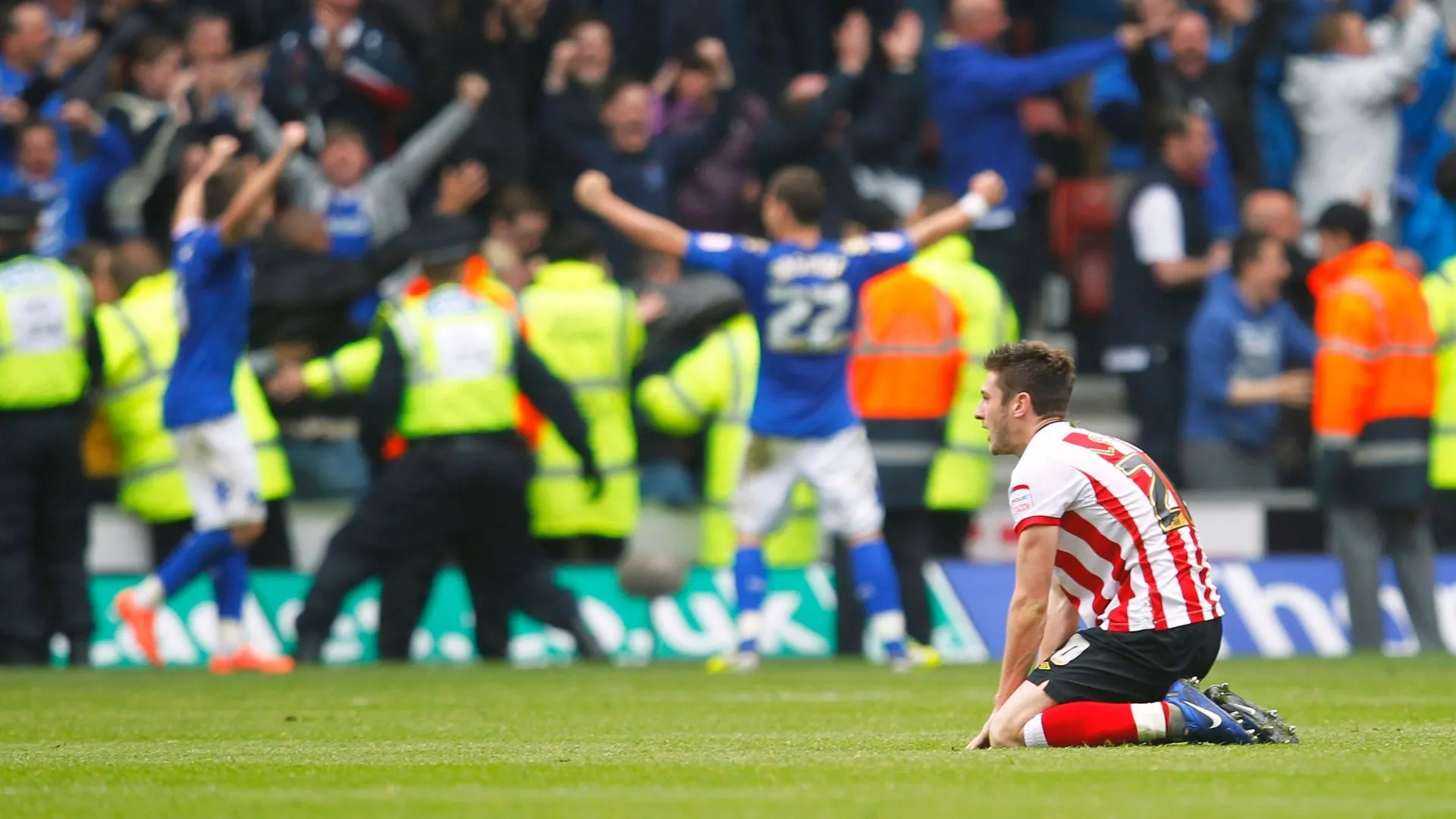 David Norris ăn mừng bàn thắng vào lưới Southampton, với Adam Lallana phía sau