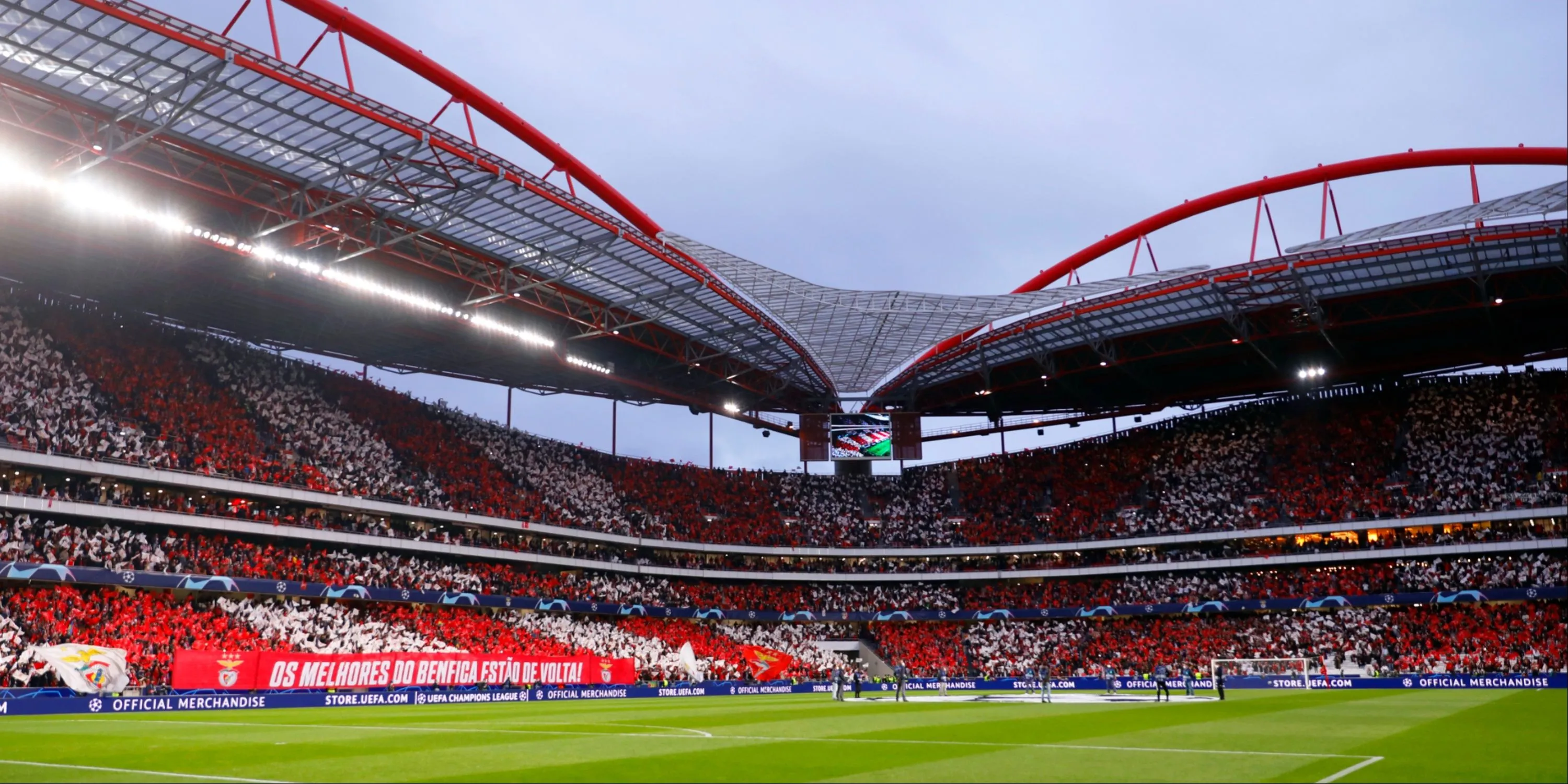 Estadio da Luz, sân nhà của Benfica tại Lisbon, Bồ Đào Nha, với thiết kế hiện đại và ánh sáng rực rỡ, là biểu tượng của bóng đá Bồ Đào Nha.