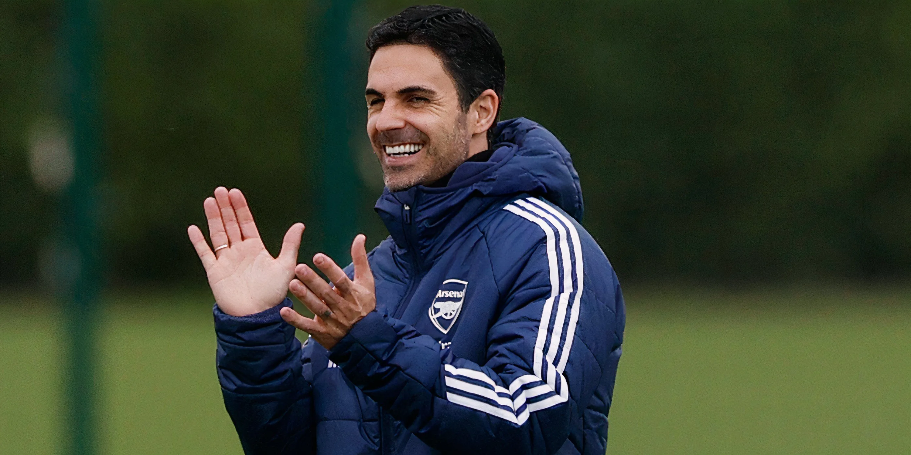 HLV Mikel Arteta đang chỉ đạo tập luyện hoặc theo dõi trận đấu, hình ảnh liên quan đến các quyết định chuyển nhượng của Arsenal.