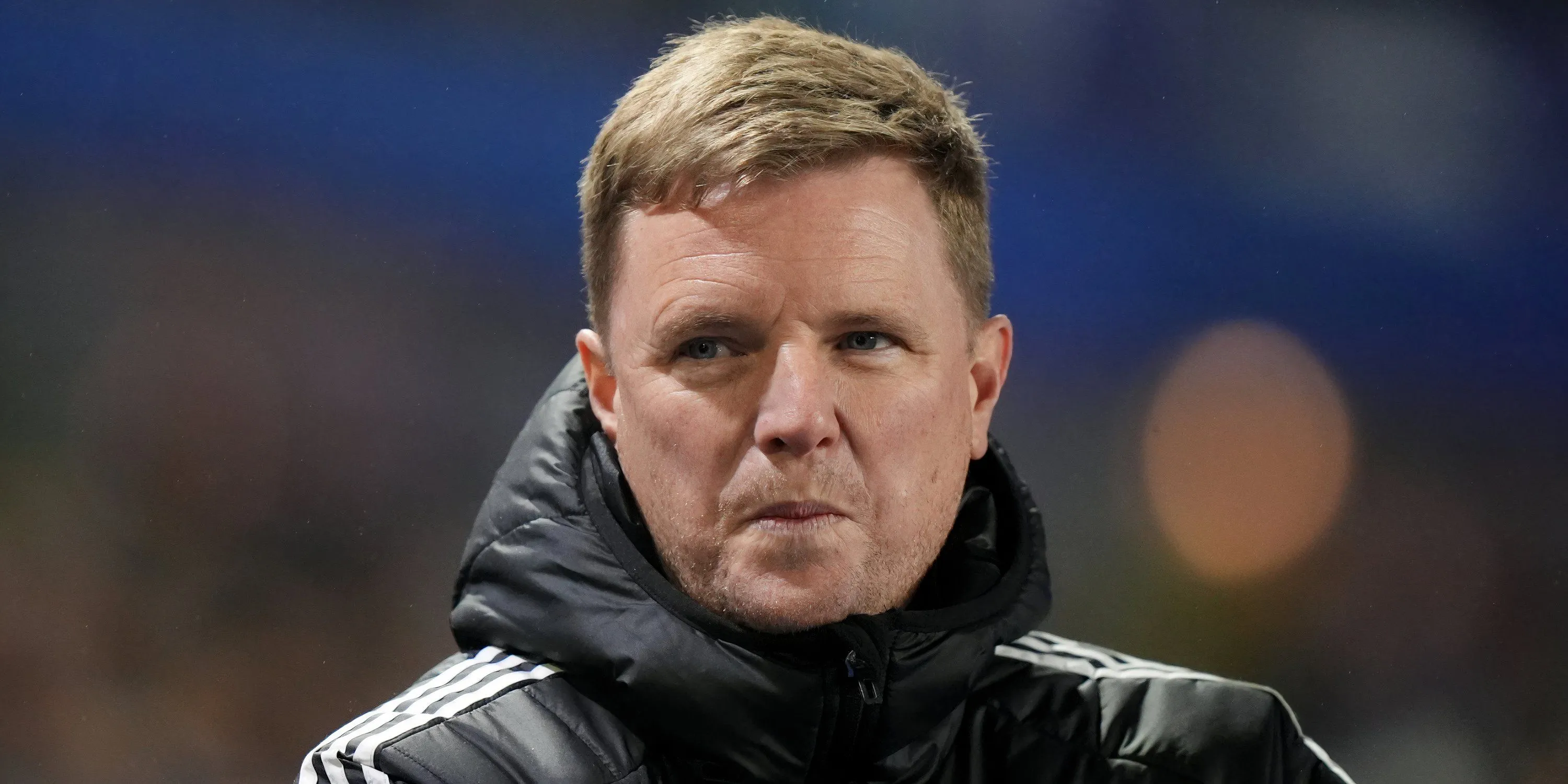 Huấn luyện viên Eddie Howe của Newcastle United theo dõi trận đấu từ đường biên.