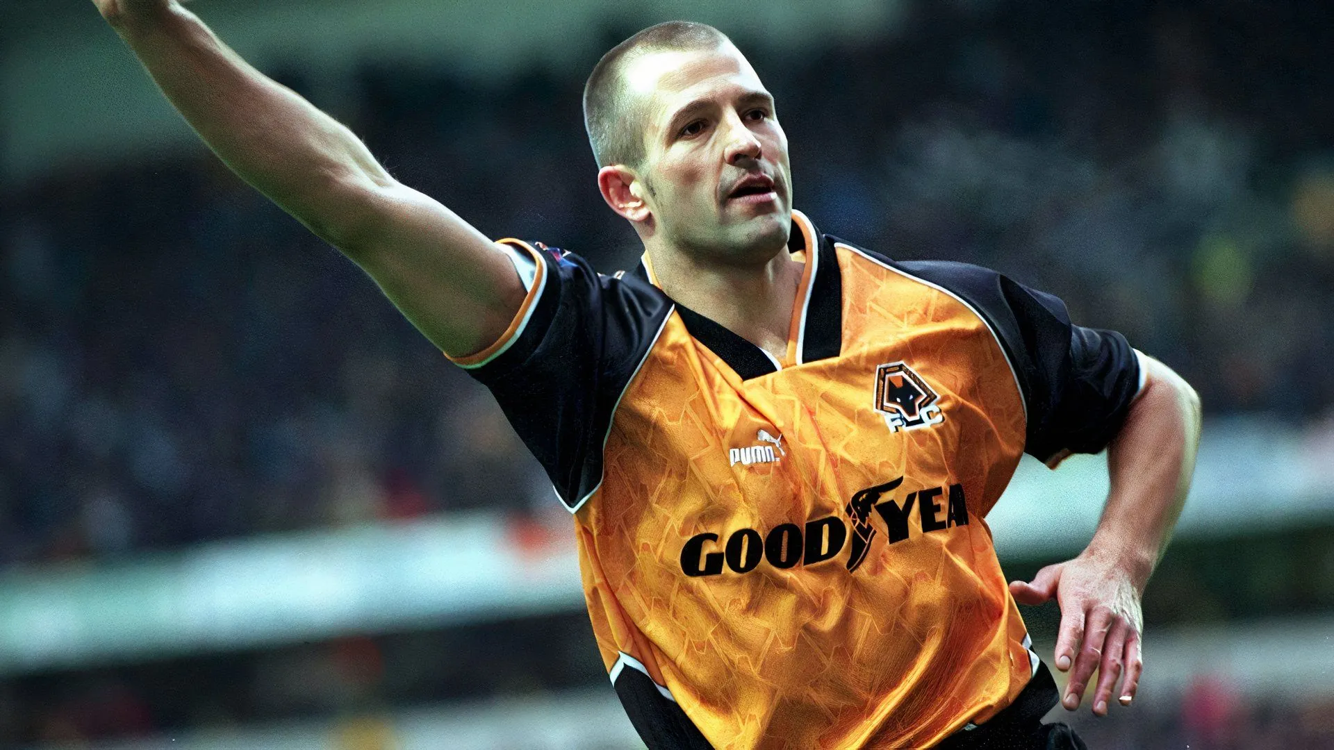 Huyền thoại Steve Bull ăn mừng bàn thắng cho Wolves