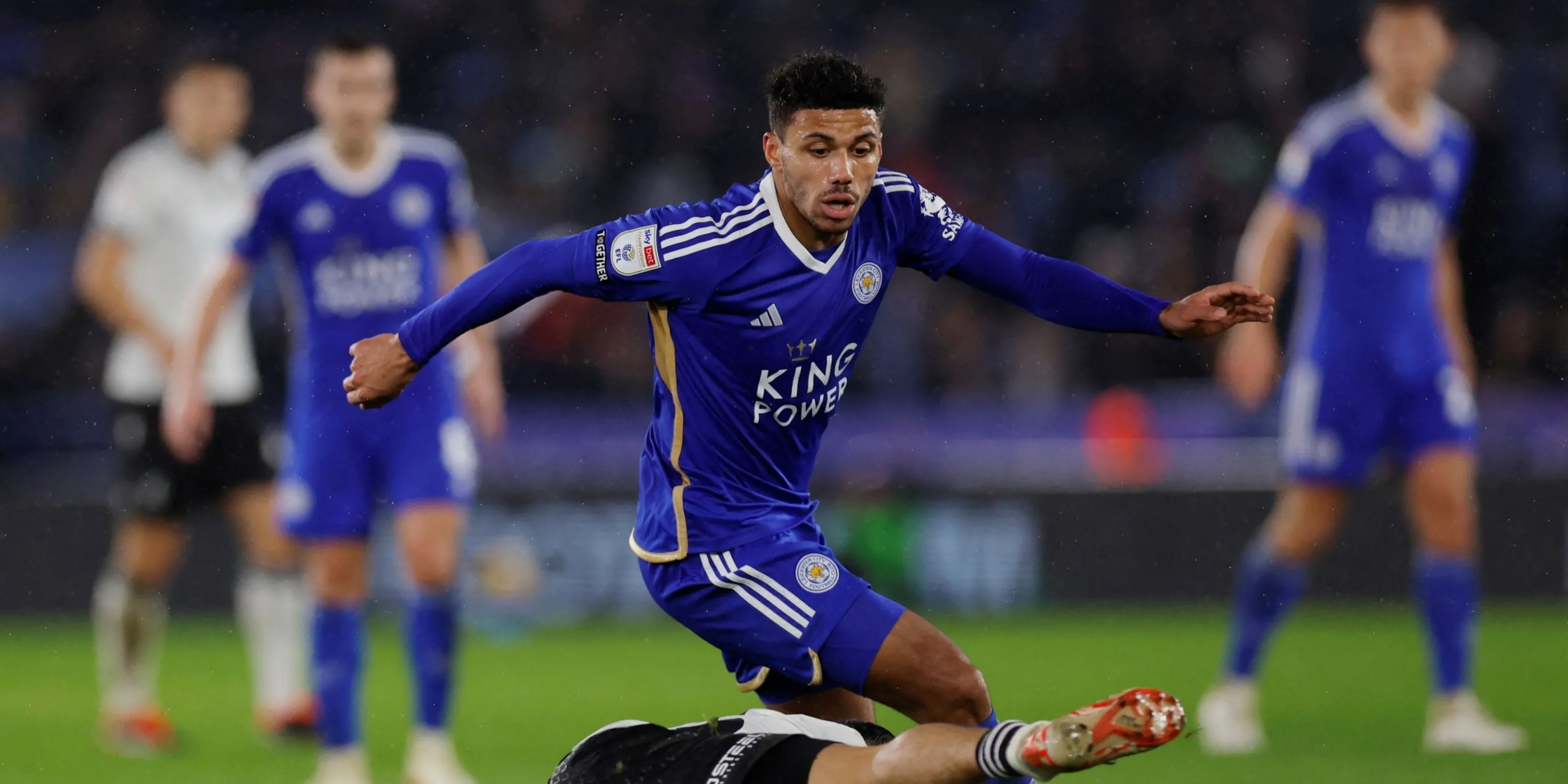 James Justin trong màu áo Leicester City thi đấu trên sân
