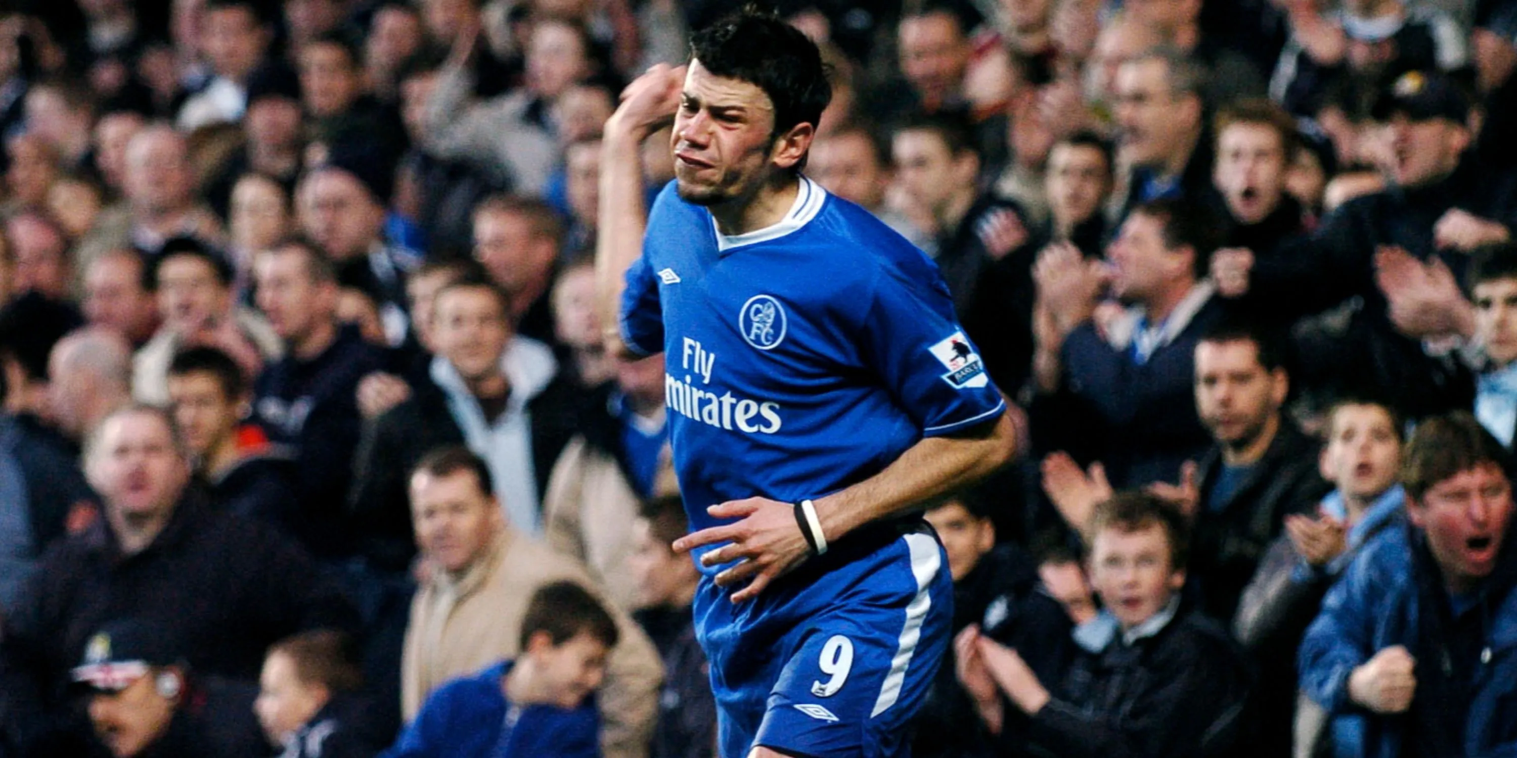 Mateja Kezman thể hiện sự tức giận trong một trận đấu của Chelsea.