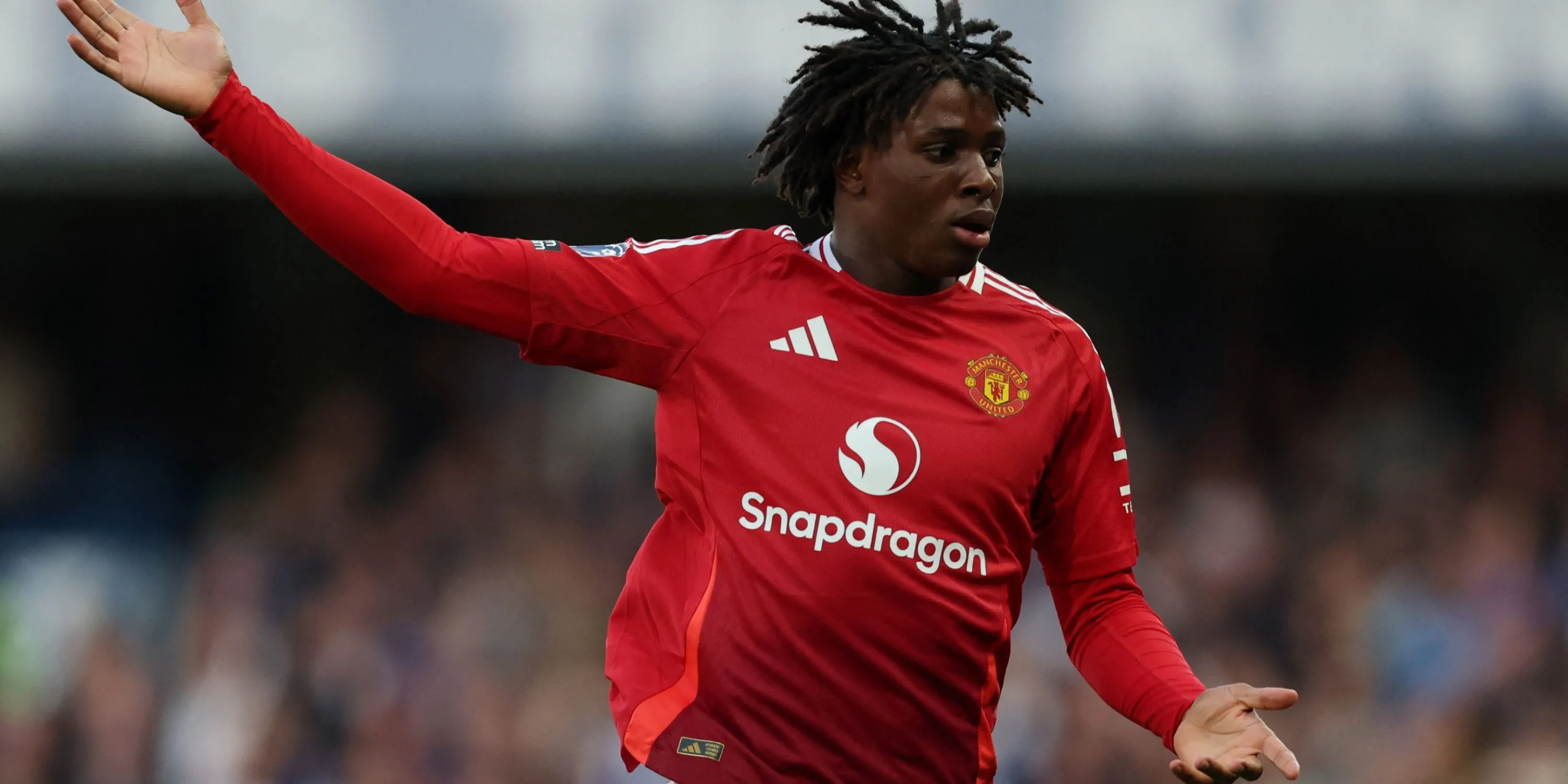 Patrick Dorgu thi đấu đầy tự tin trong màu áo Manchester United, thể hiện sự trưởng thành vượt bậc.