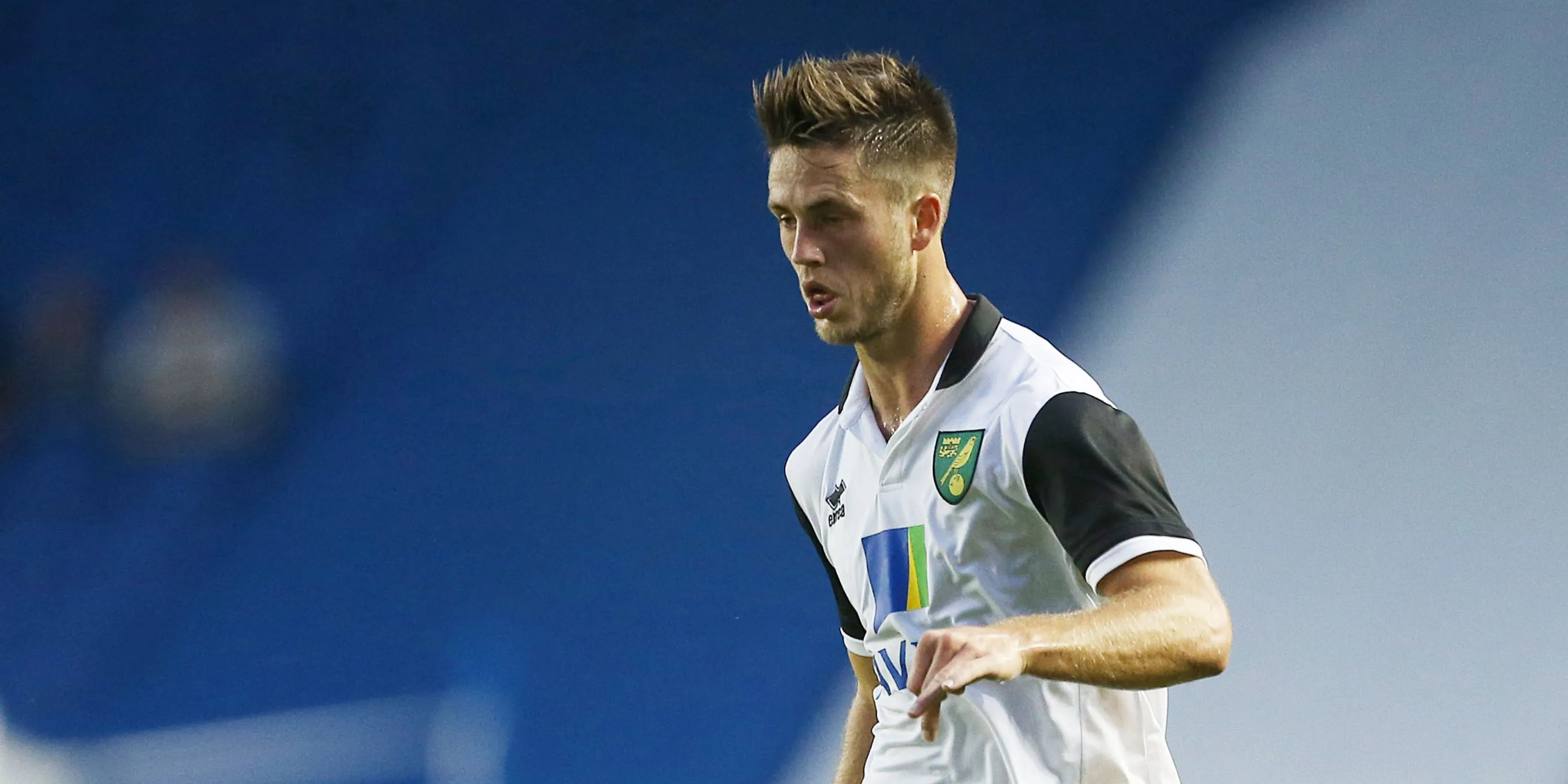 Ricky van Wolfswinkel trong màu áo Norwich, ăn mừng bàn thắng.