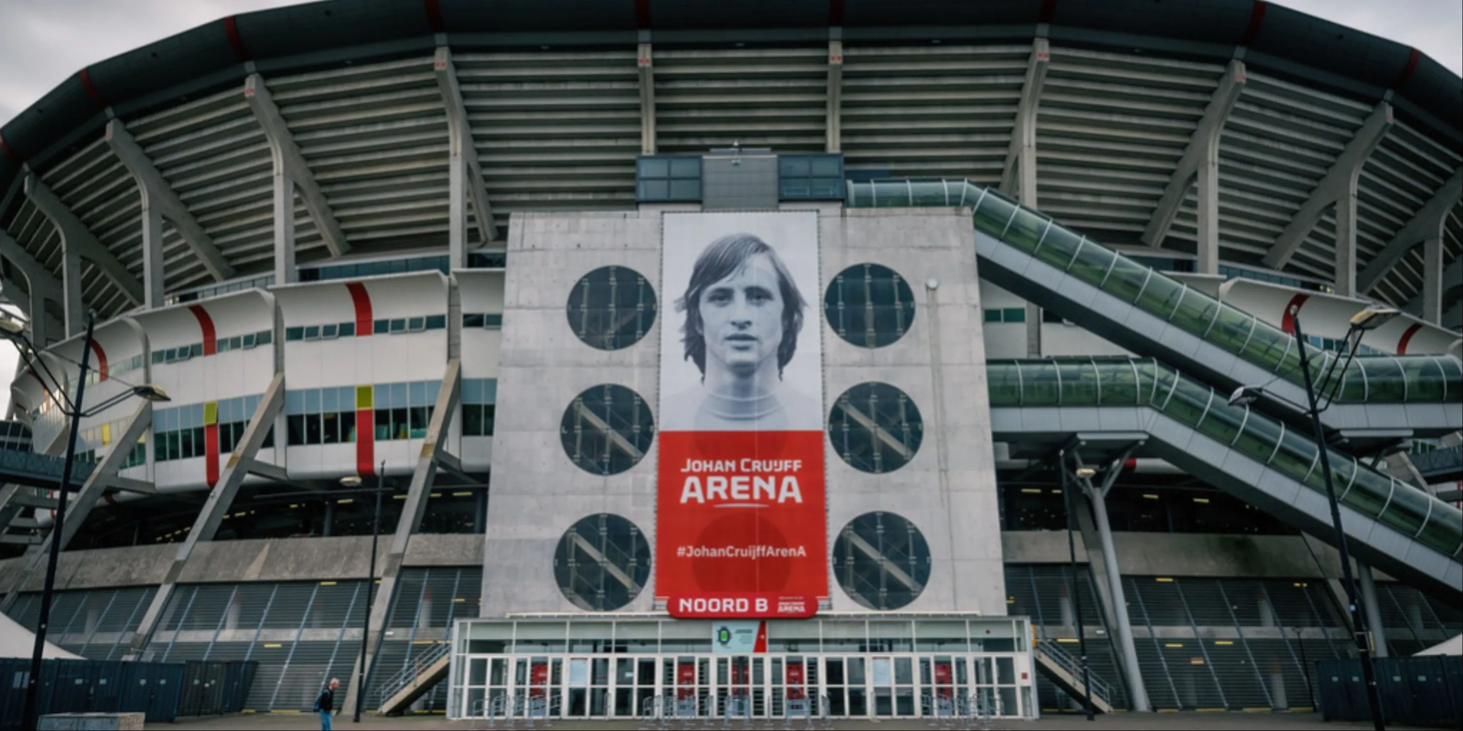 Sân vận động Johan Cruyff Arena nhìn từ trên cao, sân nhà của câu lạc bộ Ajax, nổi bật với kiến trúc hiện đại và mái che ấn tượng tại Amsterdam.