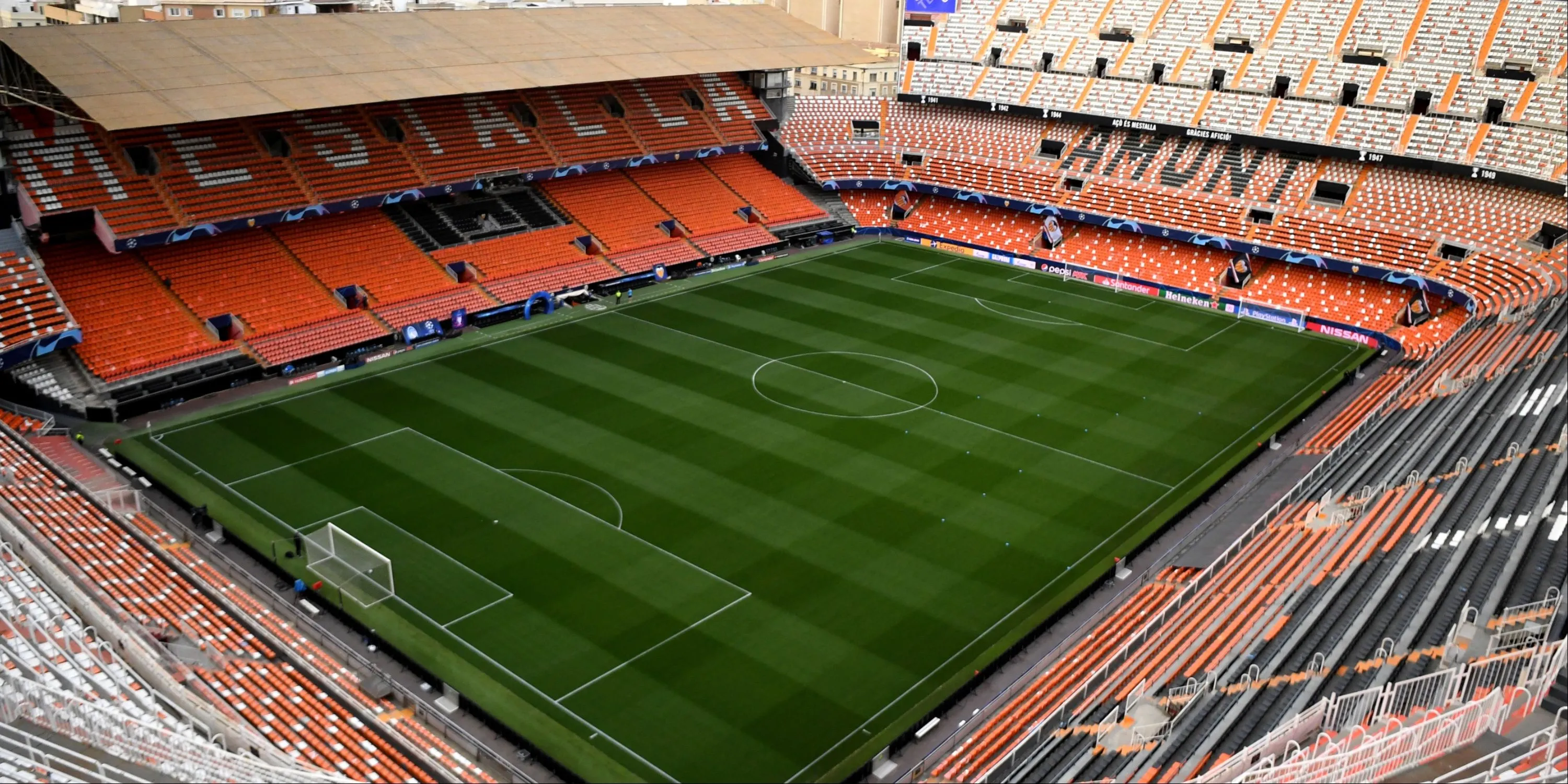 Sân vận động Mestalla của Valencia, Tây Ban Nha, nổi bật với khán đài dốc đứng và không khí cổ vũ cuồng nhiệt, là một biểu tượng kiến trúc độc đáo.