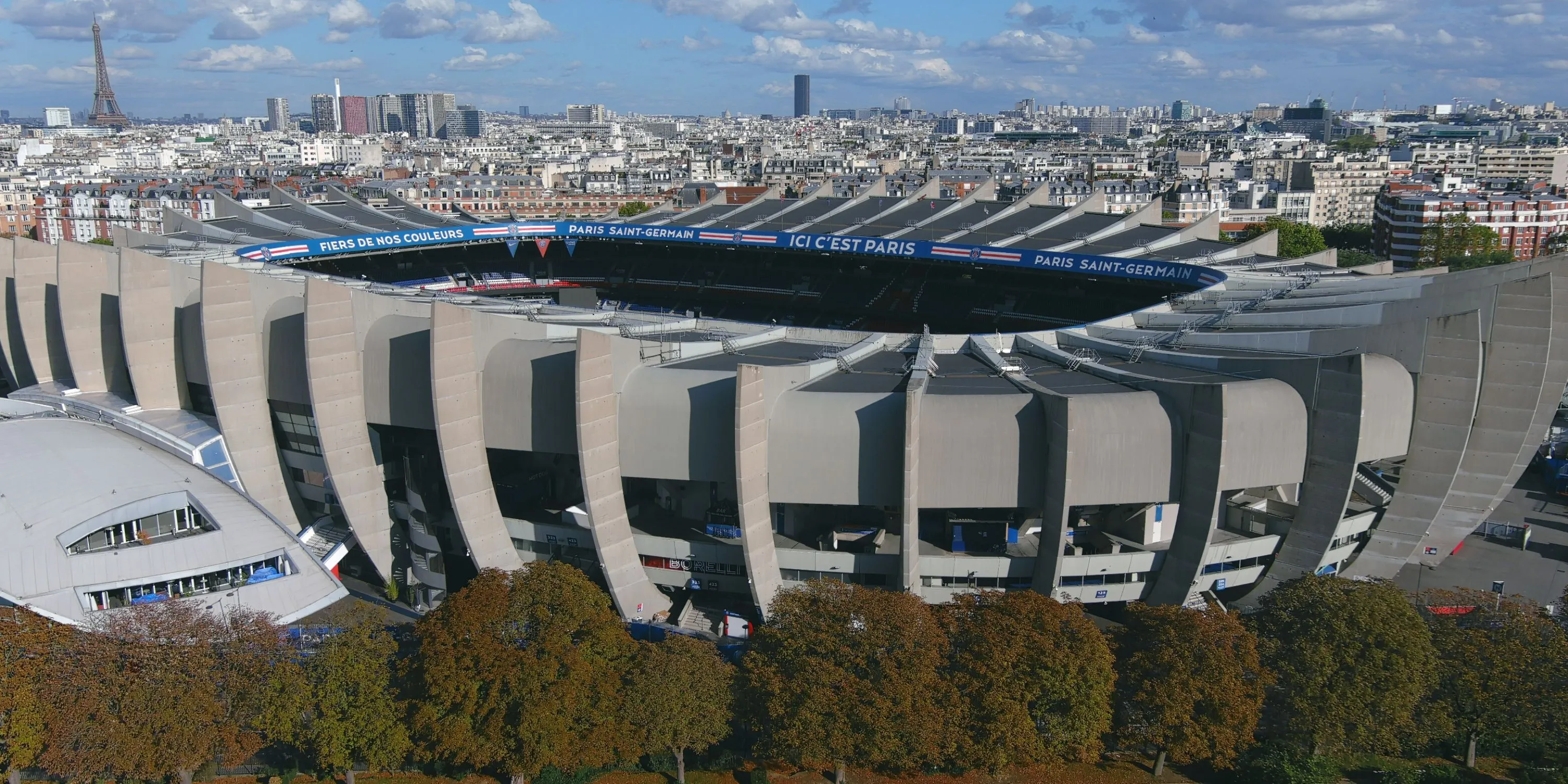 Sân vận động Parc des Princes ở Paris, Pháp, sân nhà của PSG, với thiết kế gọn gàng và khán đài gần sân tạo không khí sôi động.