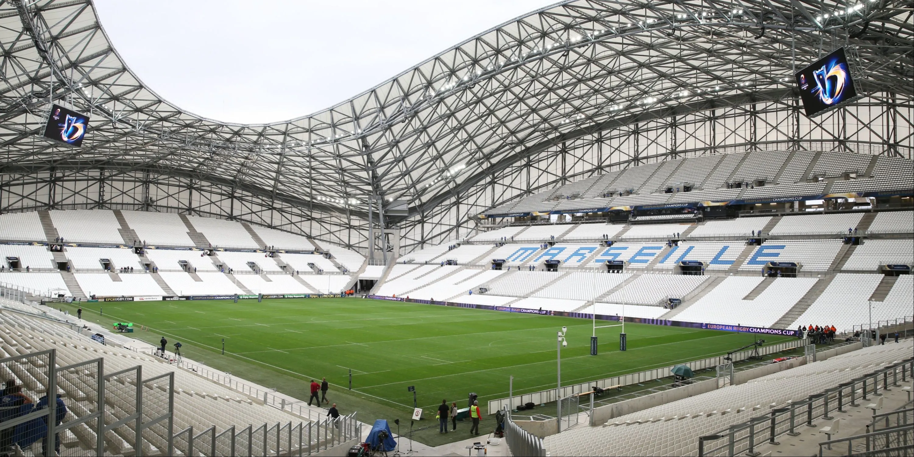 Sân vận động Stade Velodrome, sân nhà của Olympique Marseille, Pháp, với mái che lượn sóng đặc trưng và sức chứa lớn, tạo ra âm thanh bùng nổ.
