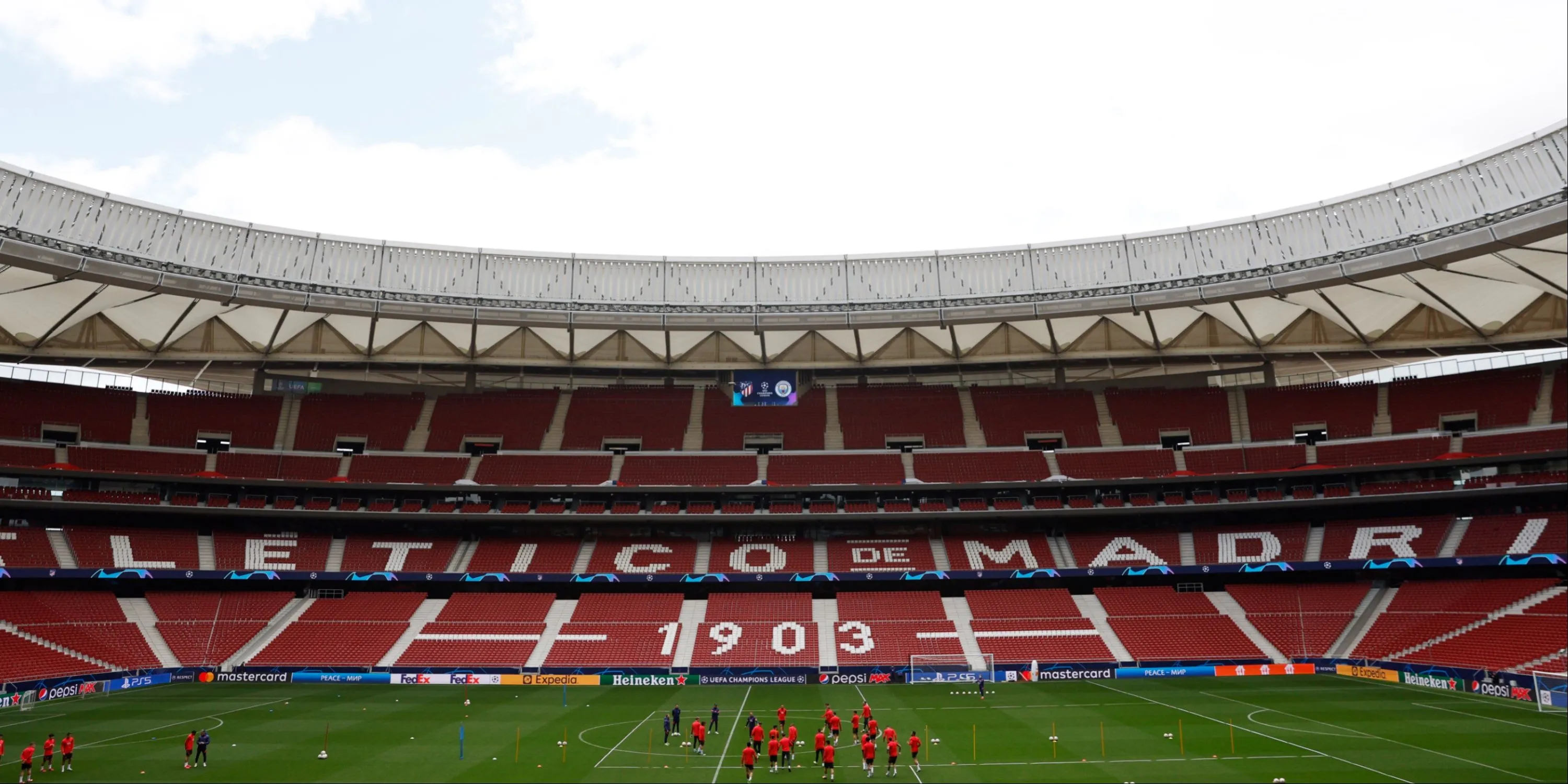 Sân vận động Wanda Metropolitano của Atletico Madrid, Tây Ban Nha, nổi bật với mái vòm lớn bao trùm, tạo cảm giác gần gũi và không khí sôi động cho người hâm mộ.