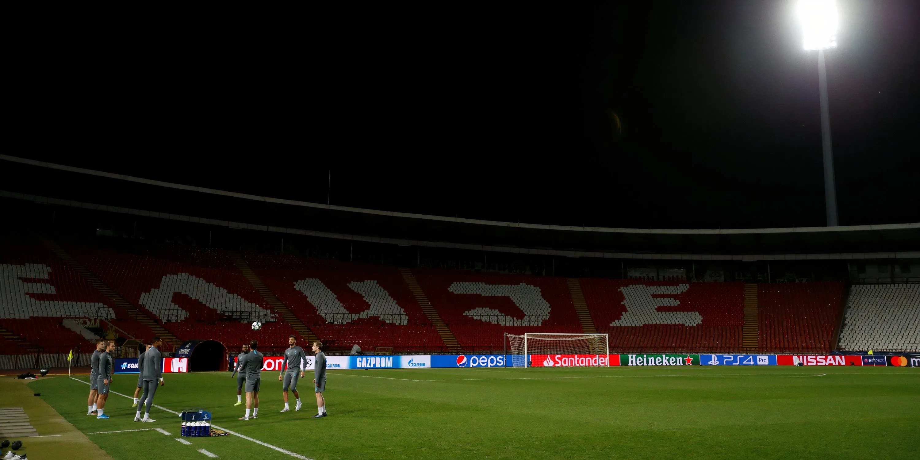 Stadion Rajko Mitic, hay còn gọi là Marakana, sân nhà của Sao Đỏ Belgrade, nổi tiếng với không khí cuồng nhiệt và khán đài đông kín người hâm mộ.