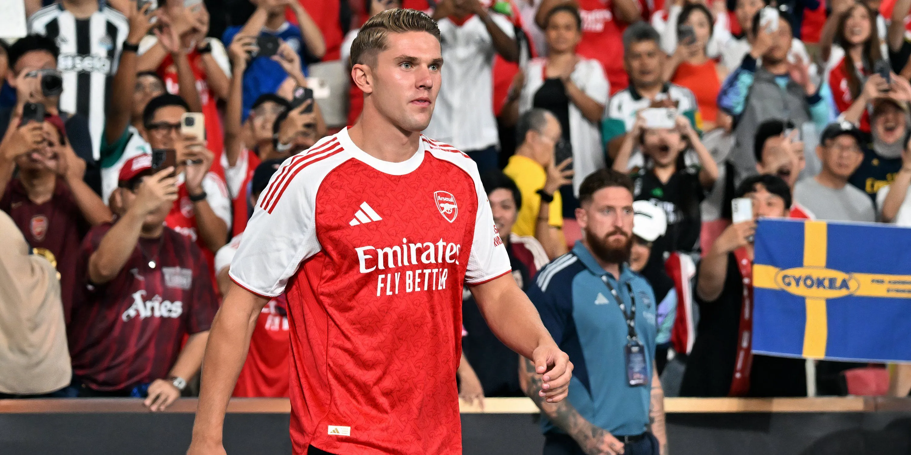 Tiền đạo Viktor Gyokeres của Arsenal dưới áp lực khi khoác áo số 14 biểu tượng của Thierry Henry.