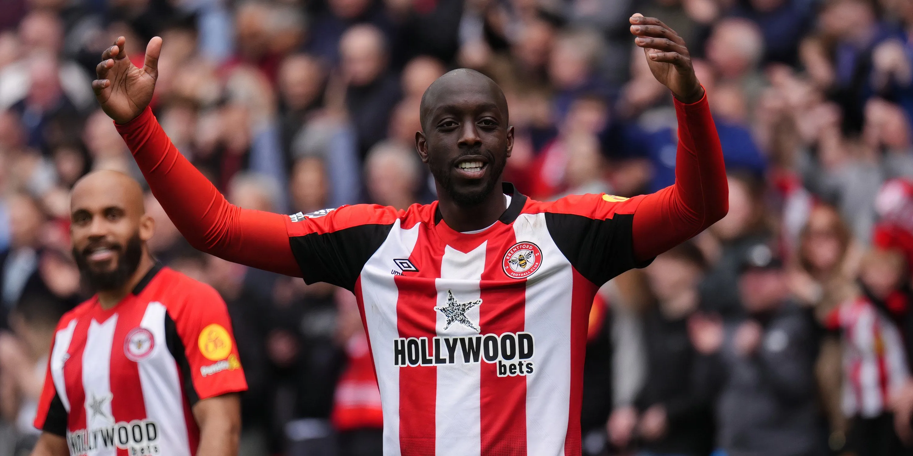 Tiền đạo Yoane Wissa ăn mừng bàn thắng trong màu áo Brentford, cầu thủ đang là tâm điểm của thị trường chuyển nhượng.