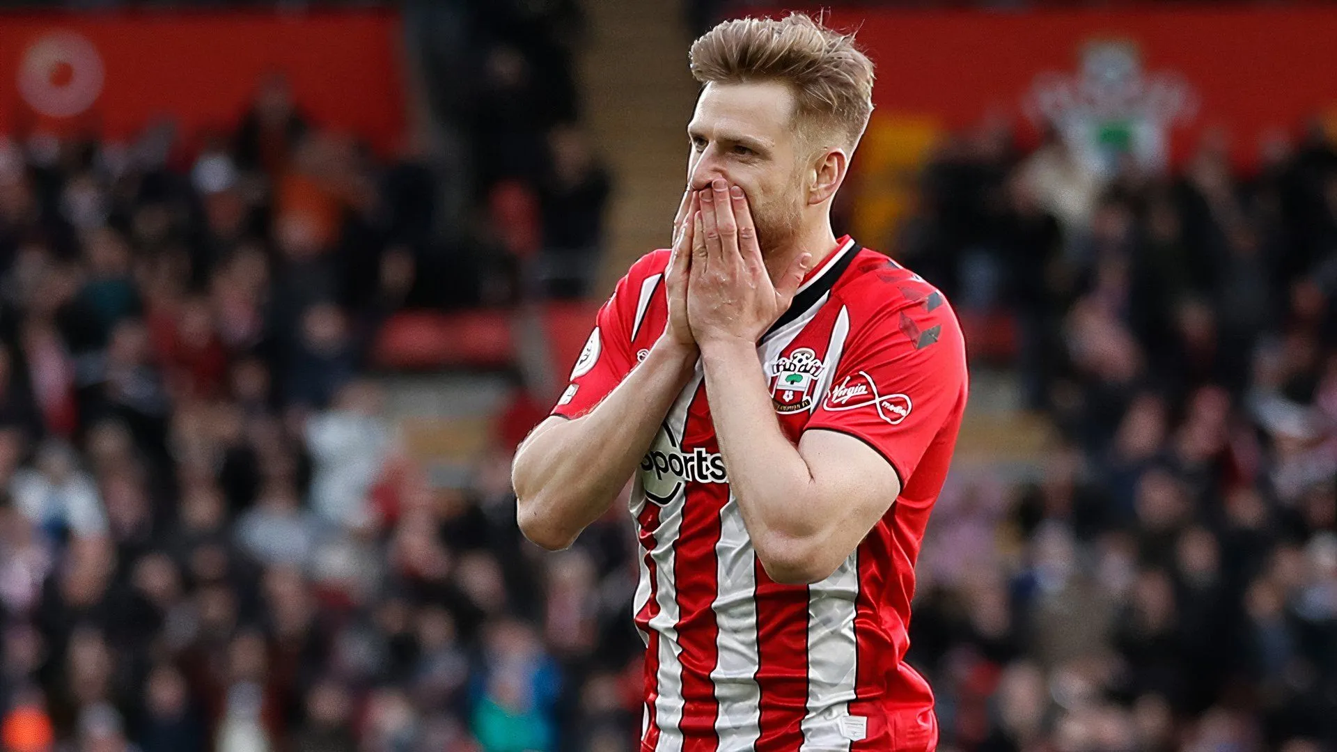 Tiền vệ Stuart Armstrong cân nhắc các lựa chọn chuyển nhượng