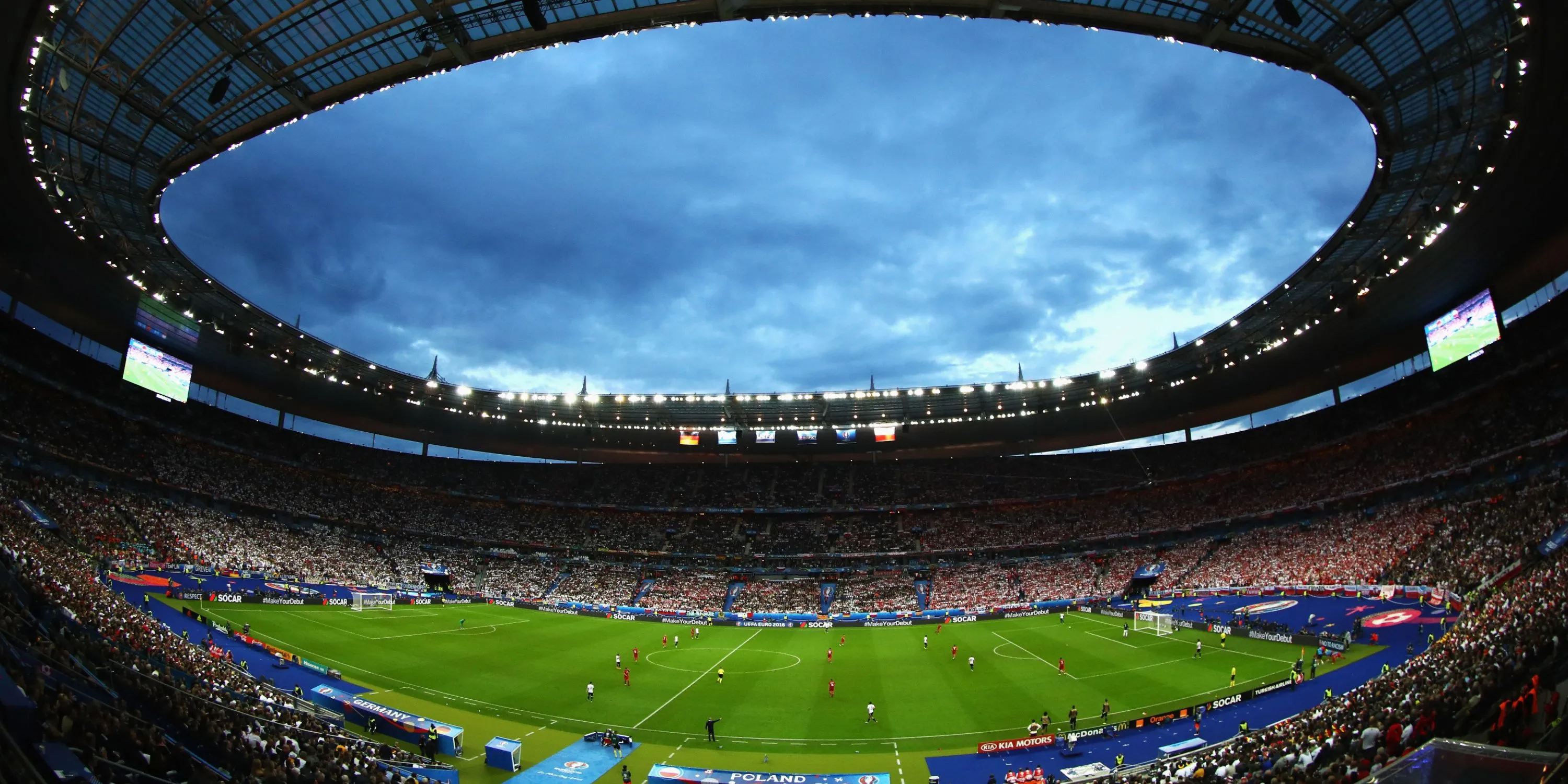 Toàn cảnh Stade de France, sân vận động quốc gia của Pháp, nơi tổ chức các trận chung kết lớn và nổi tiếng với kiến trúc vòng cung đặc trưng.