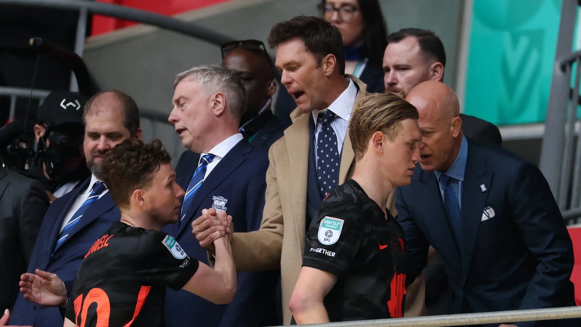 Tom Brady trò chuyện cùng các cầu thủ Birmingham City
