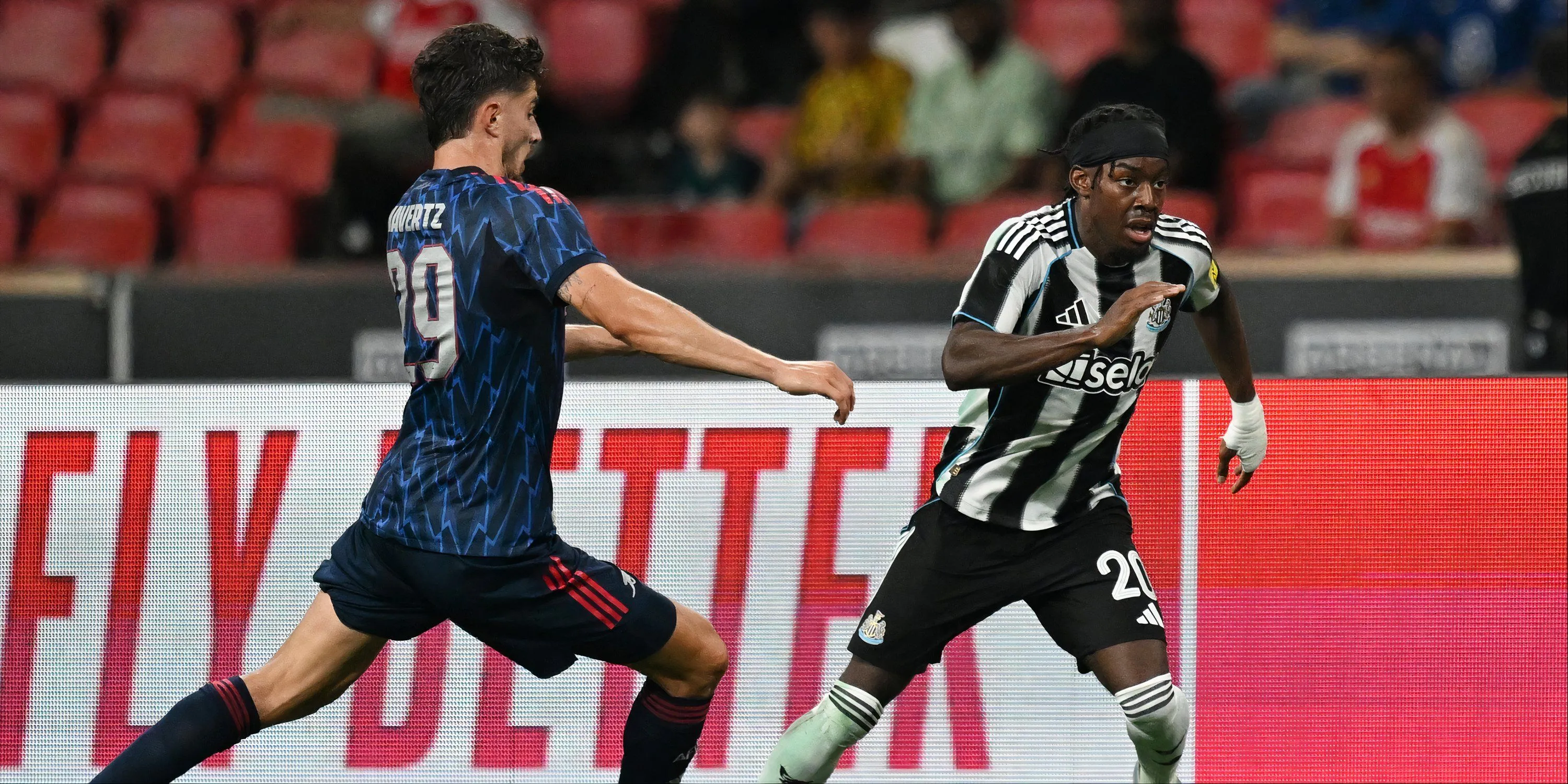Anthony Elanga (áo Newcastle) tranh bóng trong trận đấu Premier League, cầu thủ có khả năng kiến tạo ấn tượng