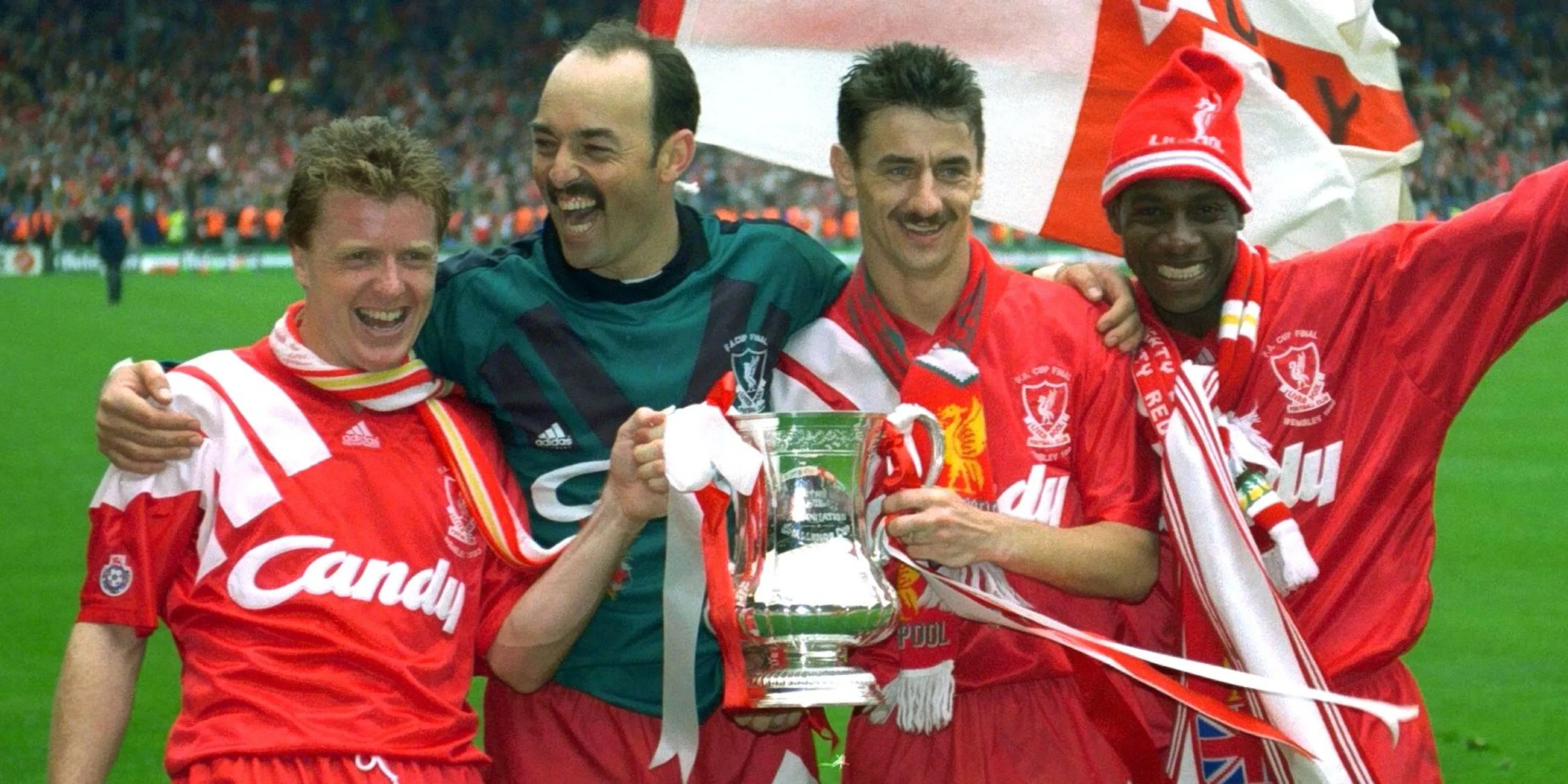 Cầu thủ Liverpool ăn mừng chiến thắng trong áo đấu Adidas