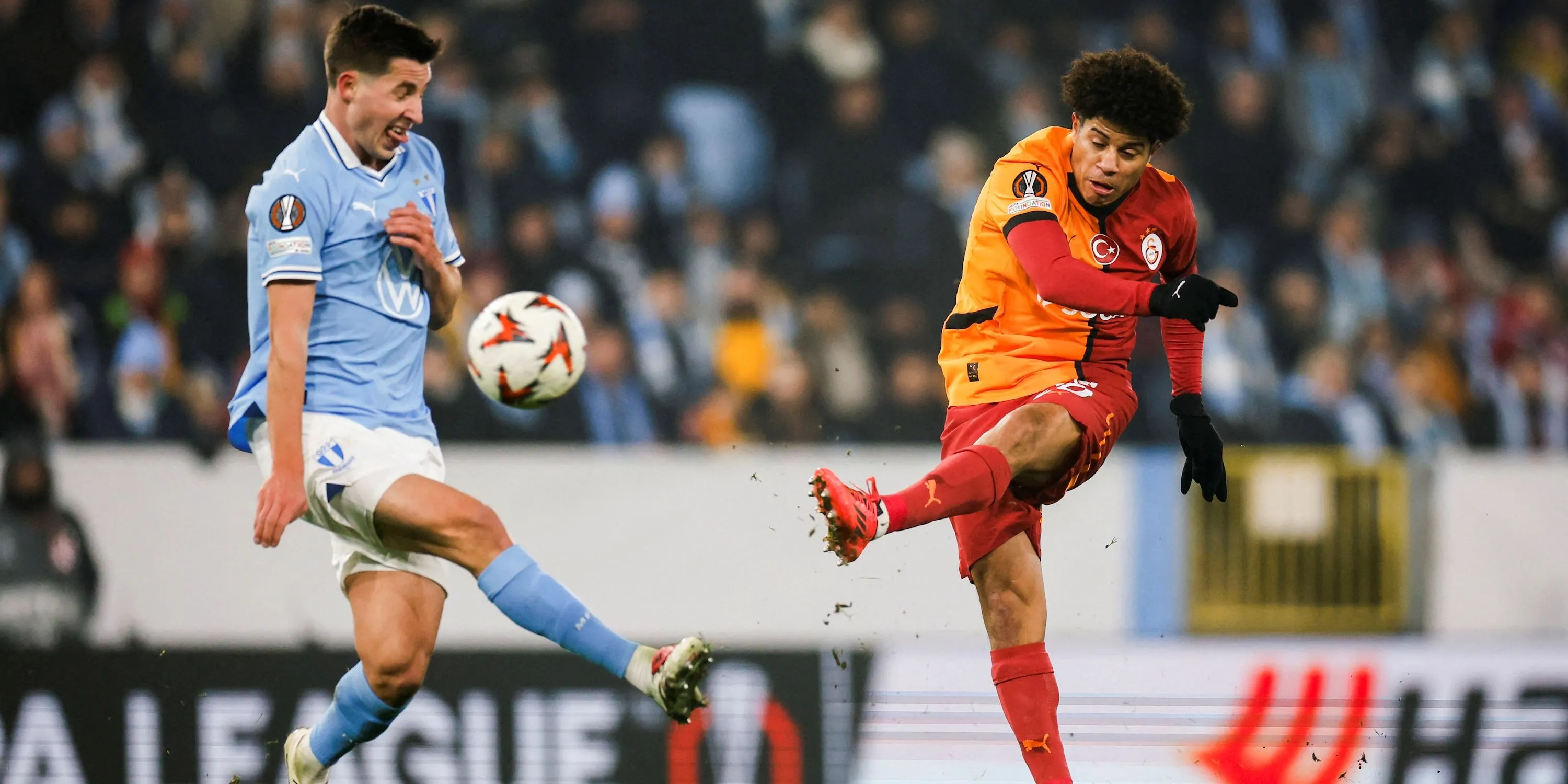 Gabriel Sara của Galatasaray sút bóng