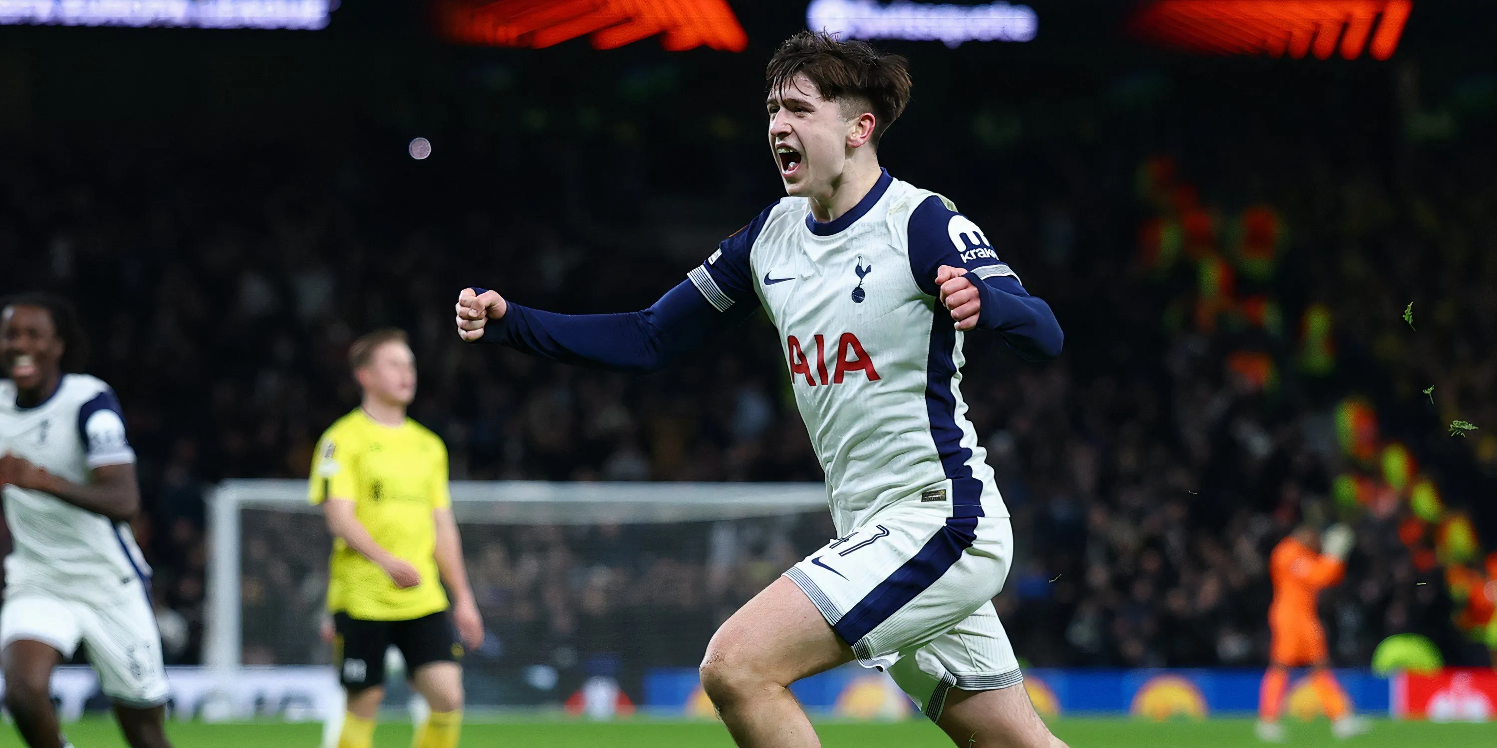Mikey Moore trong màu áo Tottenham Hotspur tại Europa League, tài năng trẻ mà West Brom hụt mất.