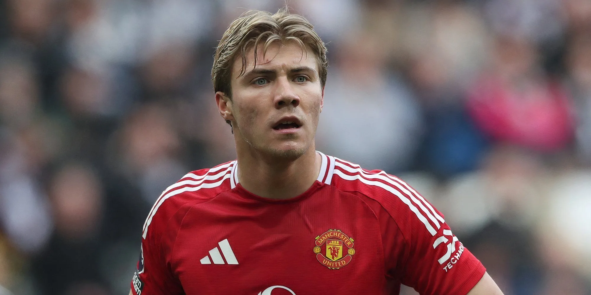 Rasmus Hojlund trong màu áo Manchester United thi đấu tại Premier League, dáng vẻ tự tin