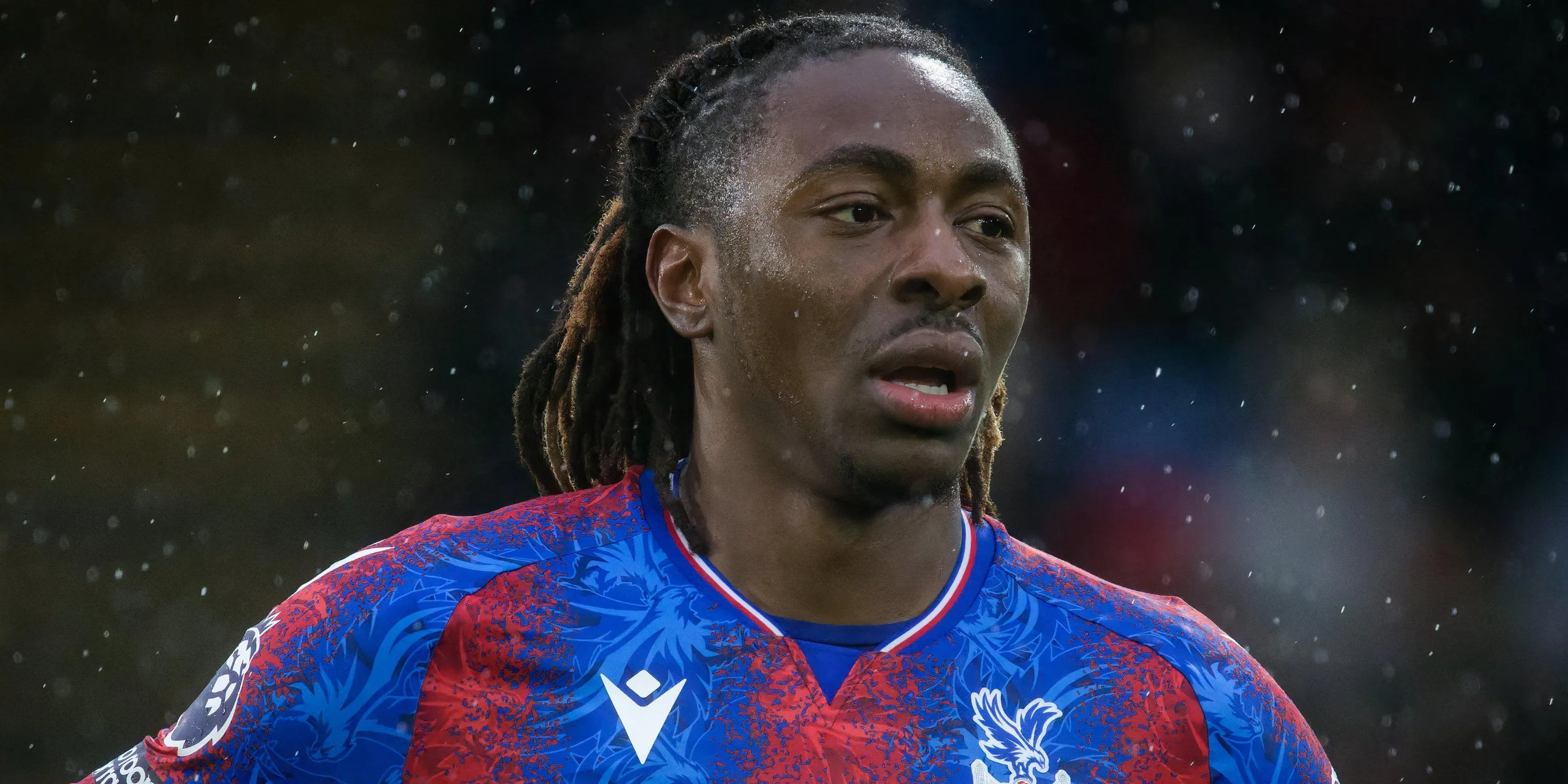 Tiền vệ Eberechi Eze của Crystal Palace, mục tiêu của Arsenal, trong một pha bóng trên sân