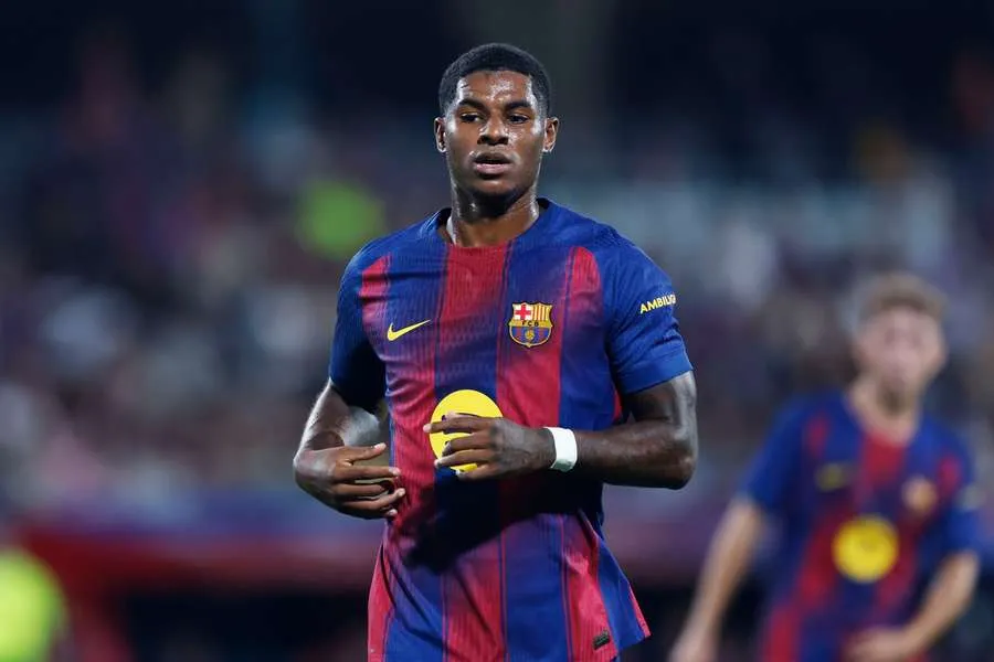 Abu Kamara chụp ảnh cùng Marcus Rashford, mẫu hình truyền cảm hứng cho tiền đạo trẻ với tham vọng cống hiến cả trên sân lẫn ngoài xã hội