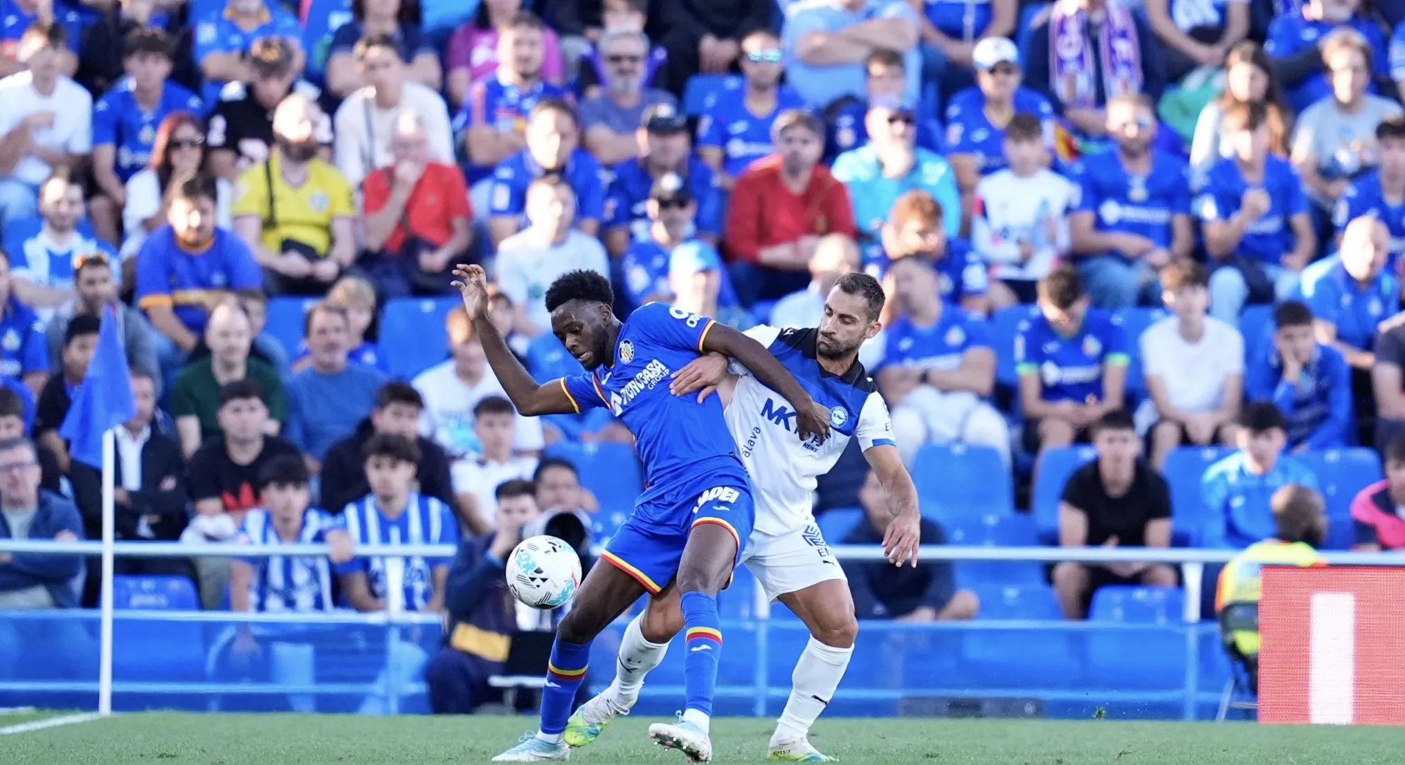 Abu Kamara thực hành bài tập rondo cùng đồng đội Getafe, rèn kỹ năng kiểm soát bóng và chuyền ngắn trong môi trường La Liga