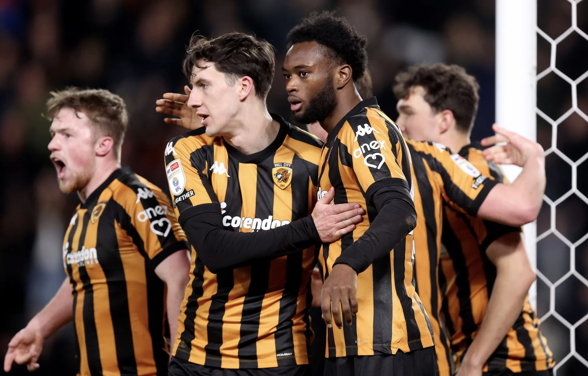 Abu Kamara trong màu áo Hull City, hai mùa thi đấu ở giải Hạng Nhất Anh giúp tiền đạo trưởng thành về mặt chuyên môn và bản lĩnh thi đấu