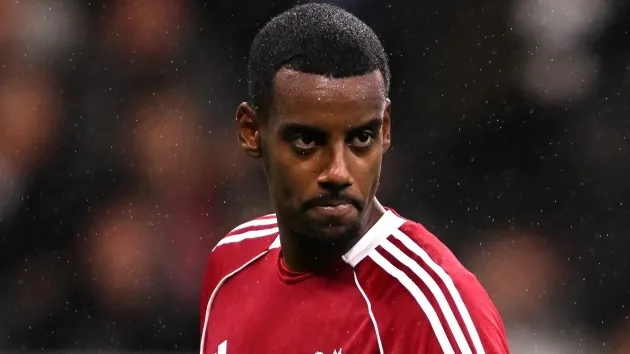 Alexander Isak khập khiễng rời sân, khả năng ra sân gặp Brentford còn bỏ ngỏ