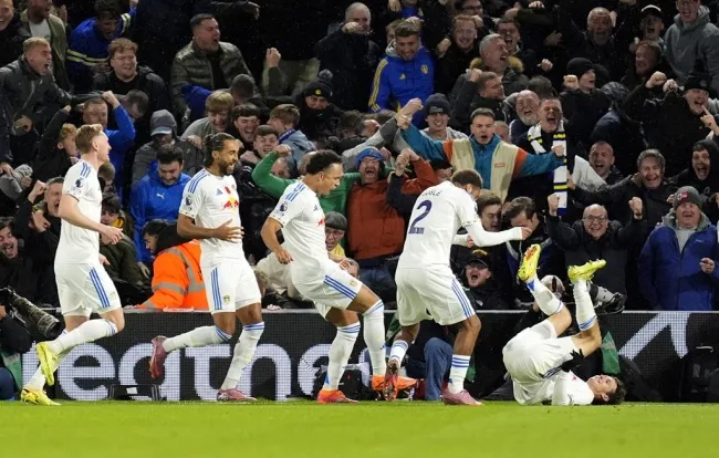 Brenden Aaronson mở tỷ số sớm cho Leeds với pha dứt điểm tinh tế.