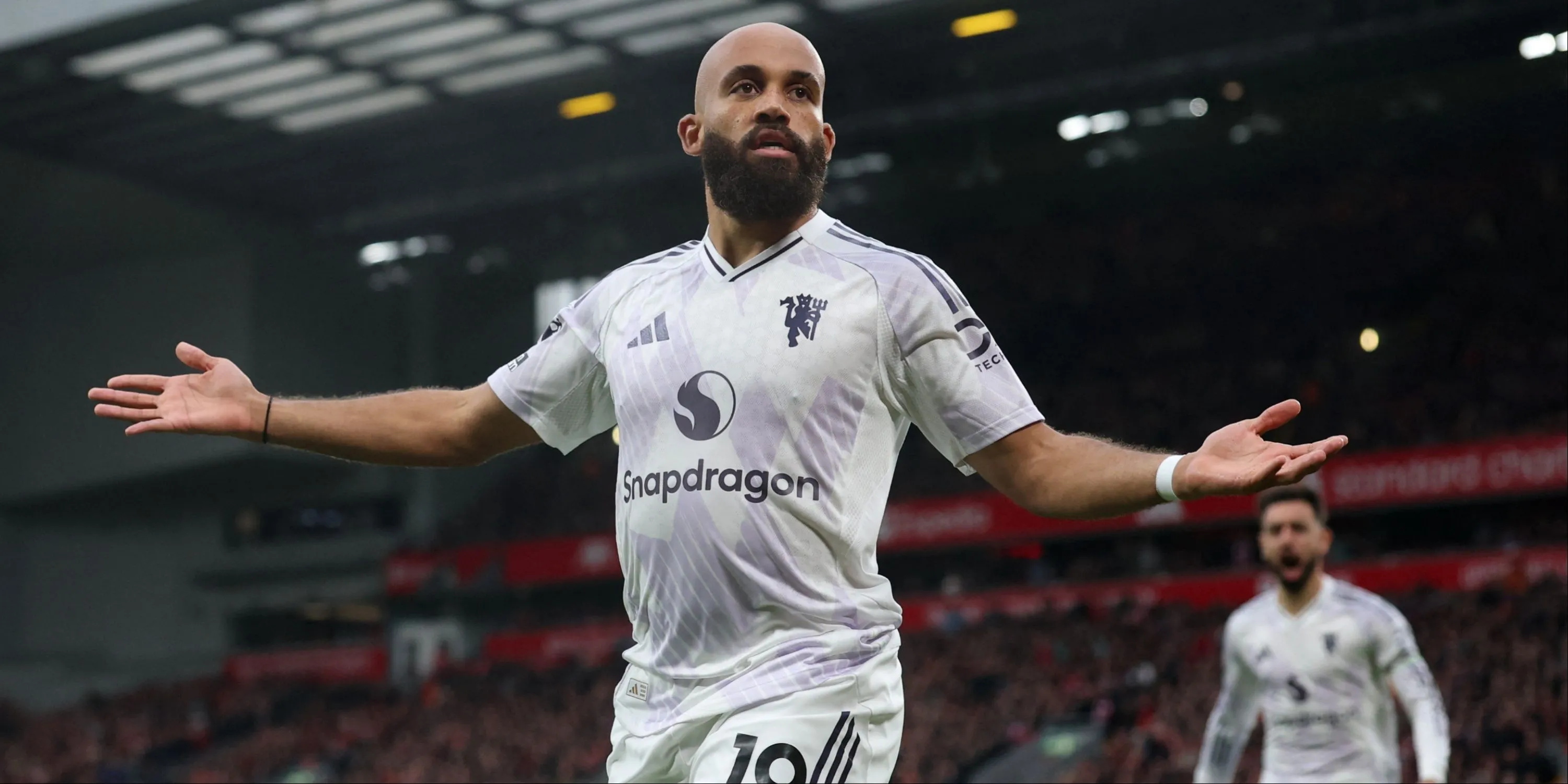 Bryan Mbeumo chạy nước rút và dứt điểm trong màu áo Man United, thể hiện khả năng tấn công đa dạng và chân trái lợi hại