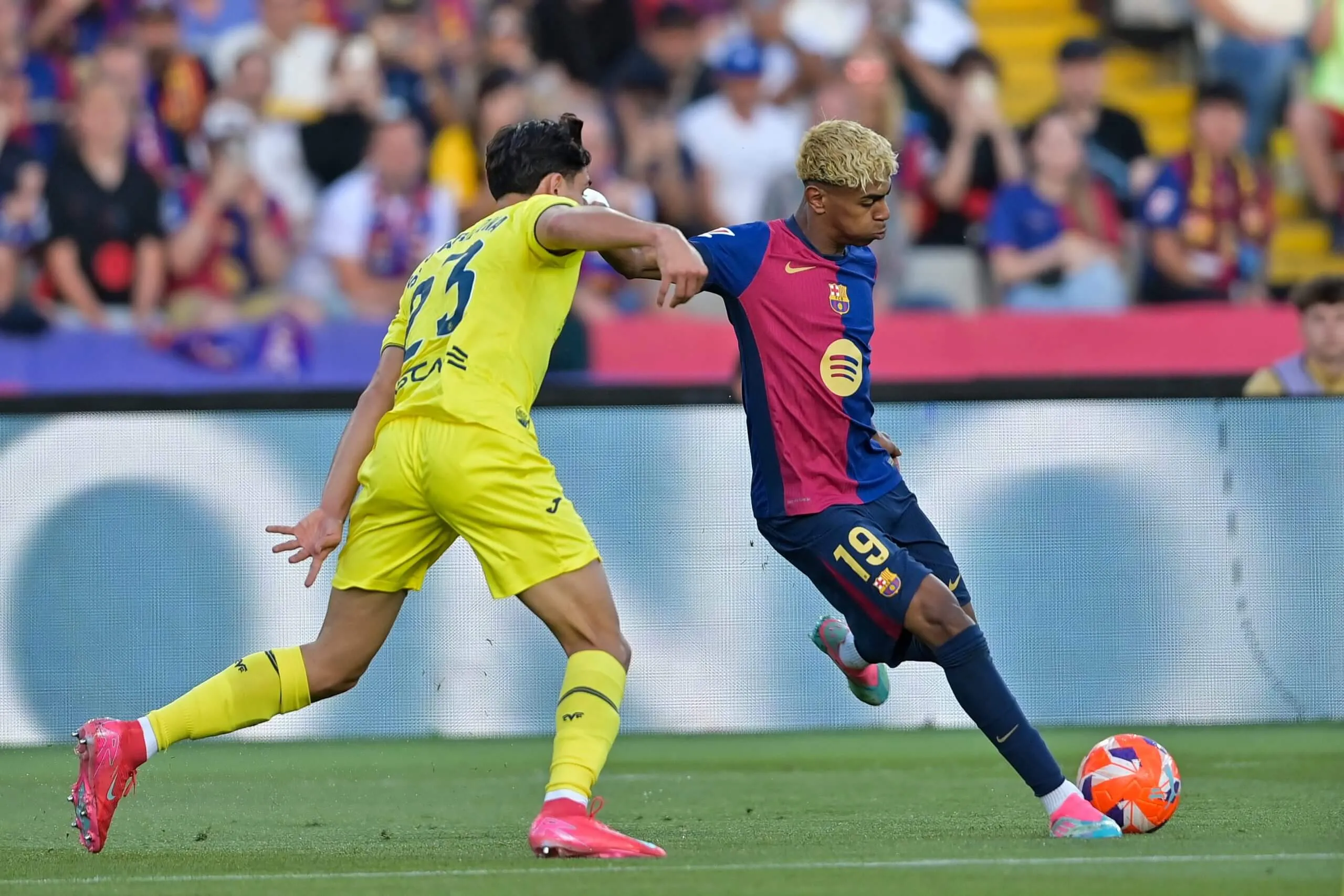 Cảnh cầu thủ Villarreal và Barcelona trên sân, tranh luận về tổ chức trận đấu ở nước ngoài